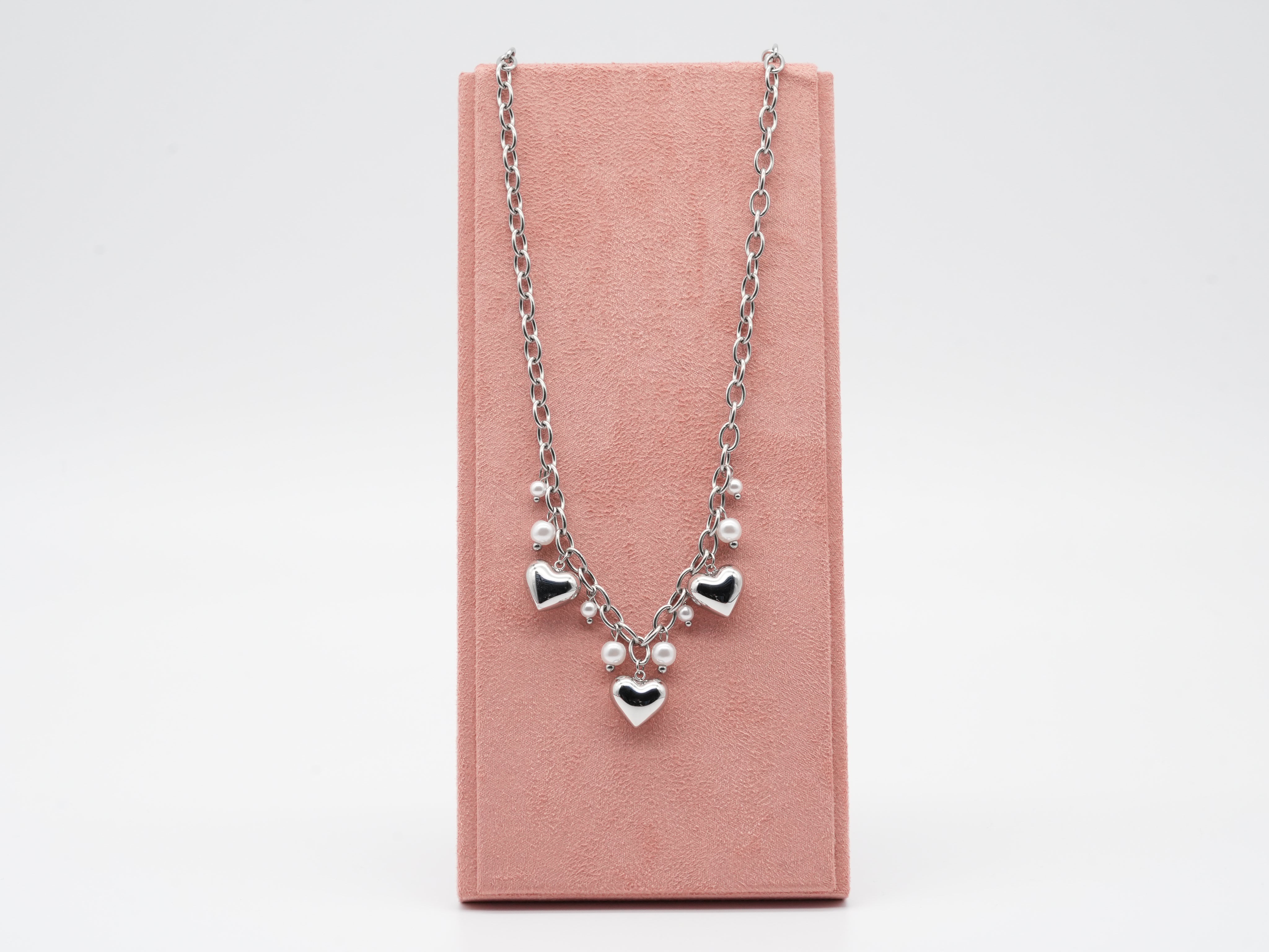 Edelstahlhalskette mit Herzen & Perlen