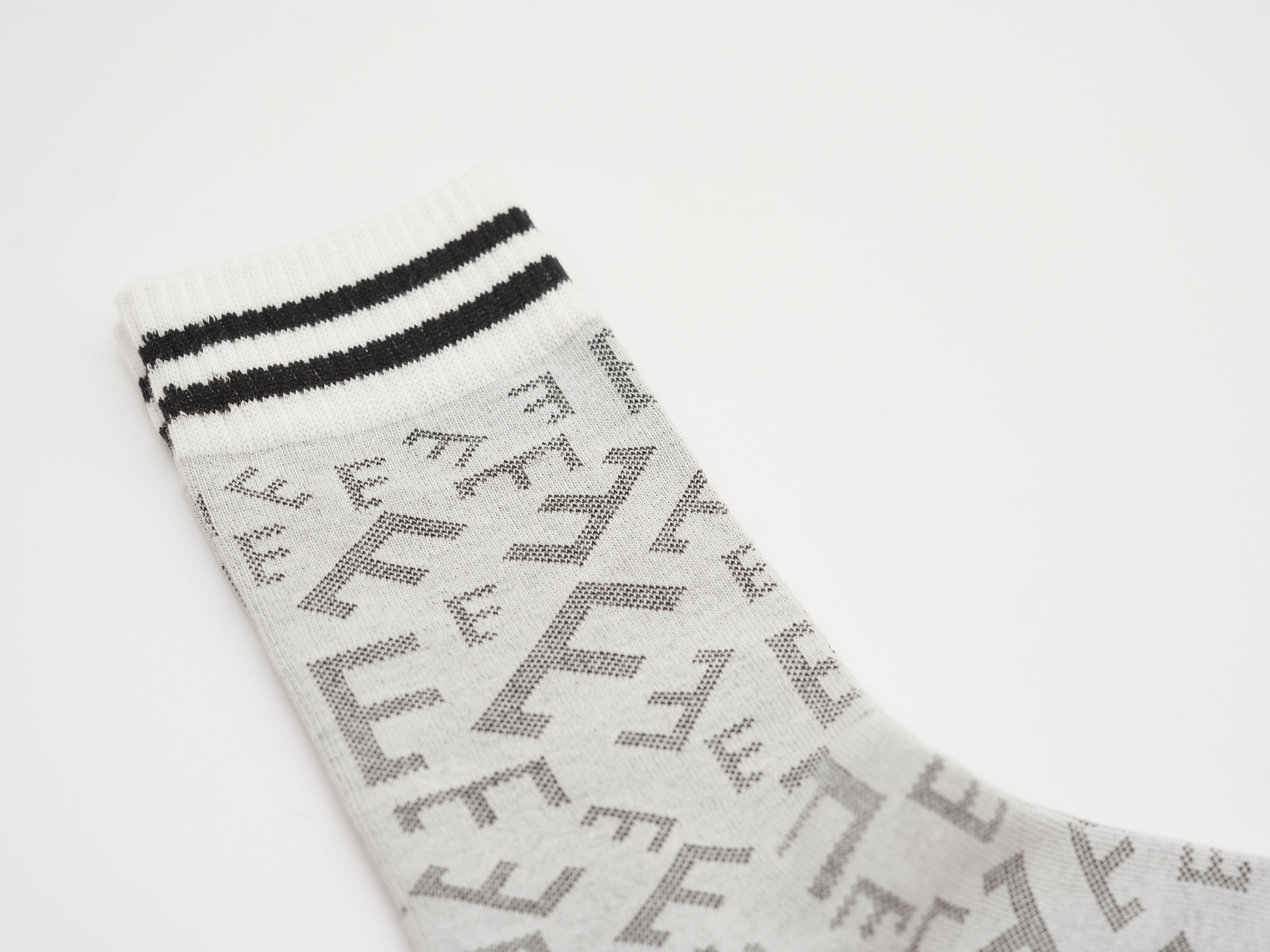 Socken mit Buchstaben Muster