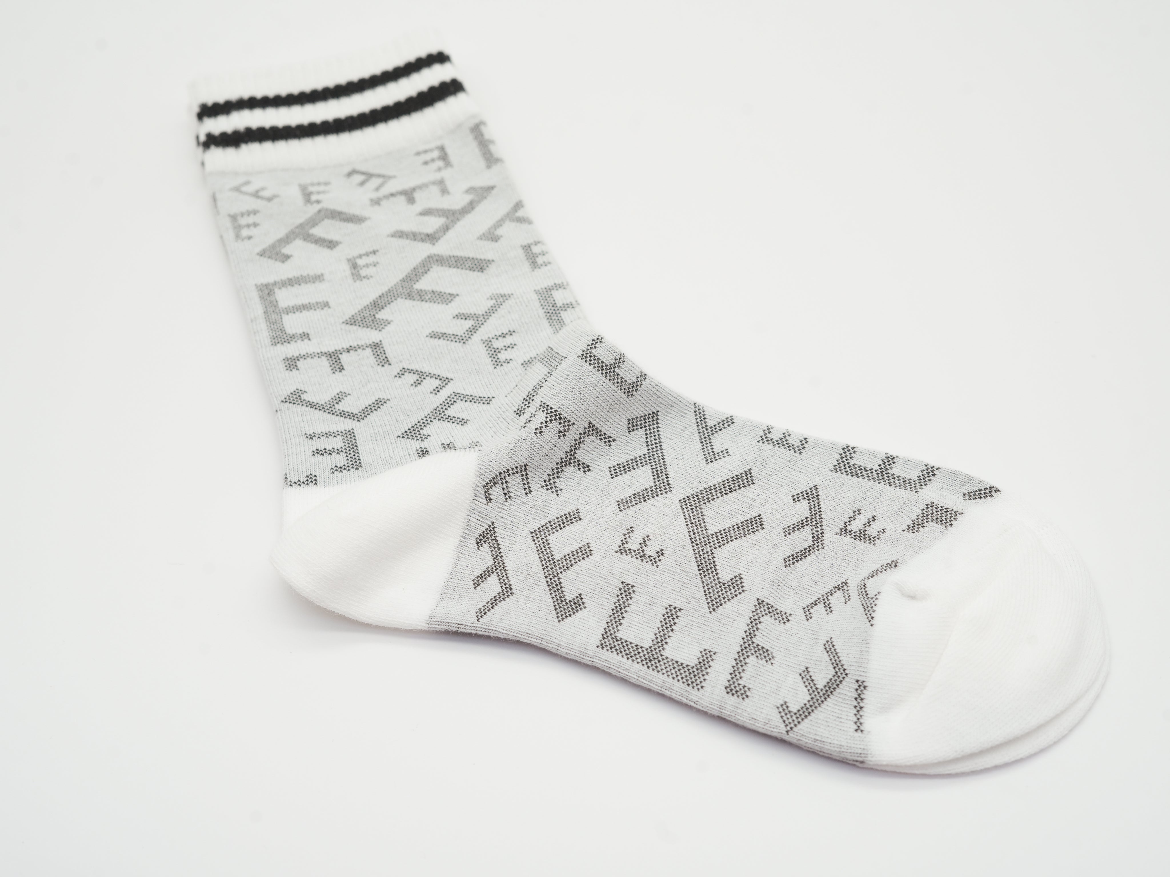 Socken mit Buchstaben Muster