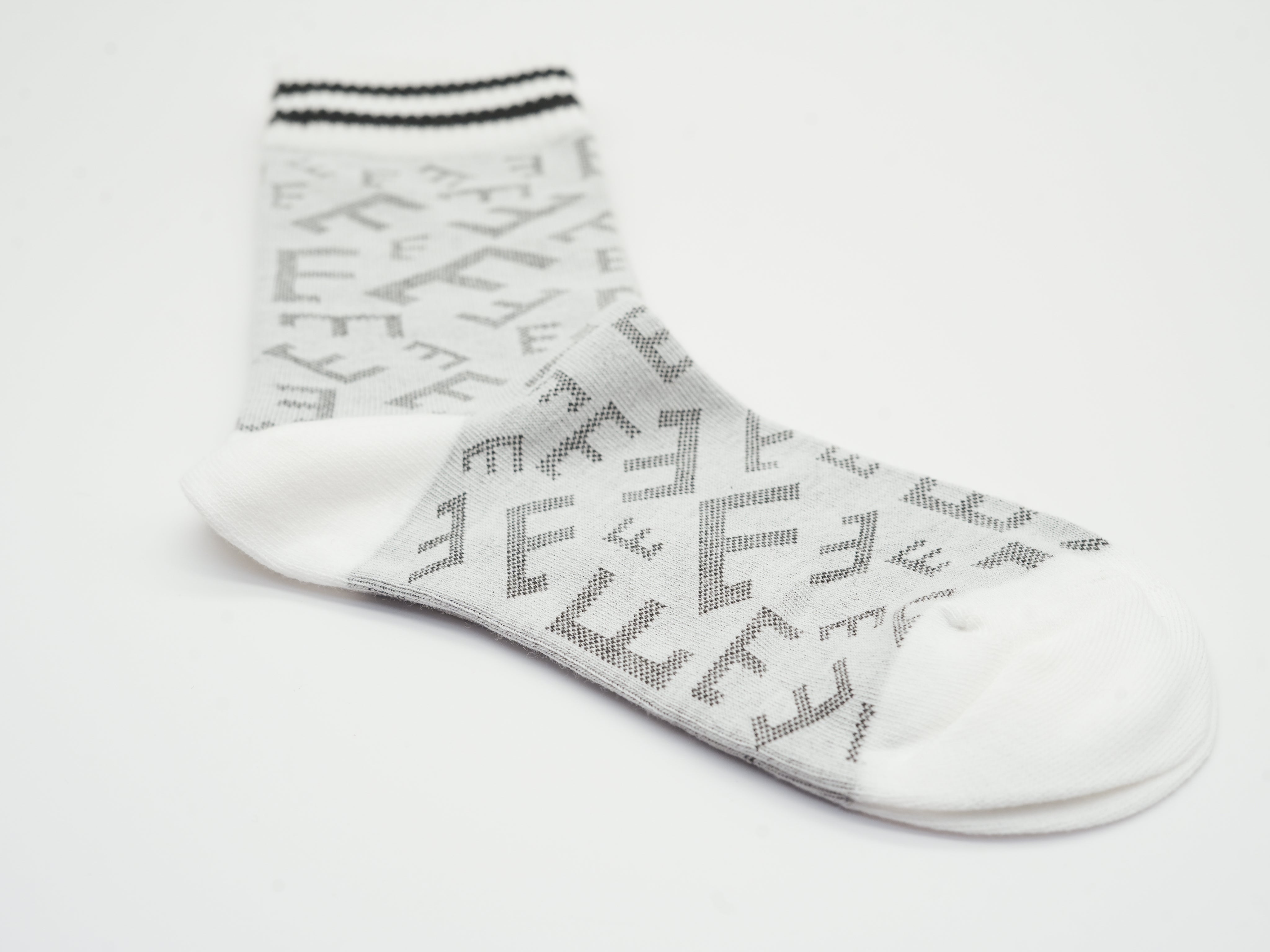 Socken mit Buchstaben Muster
