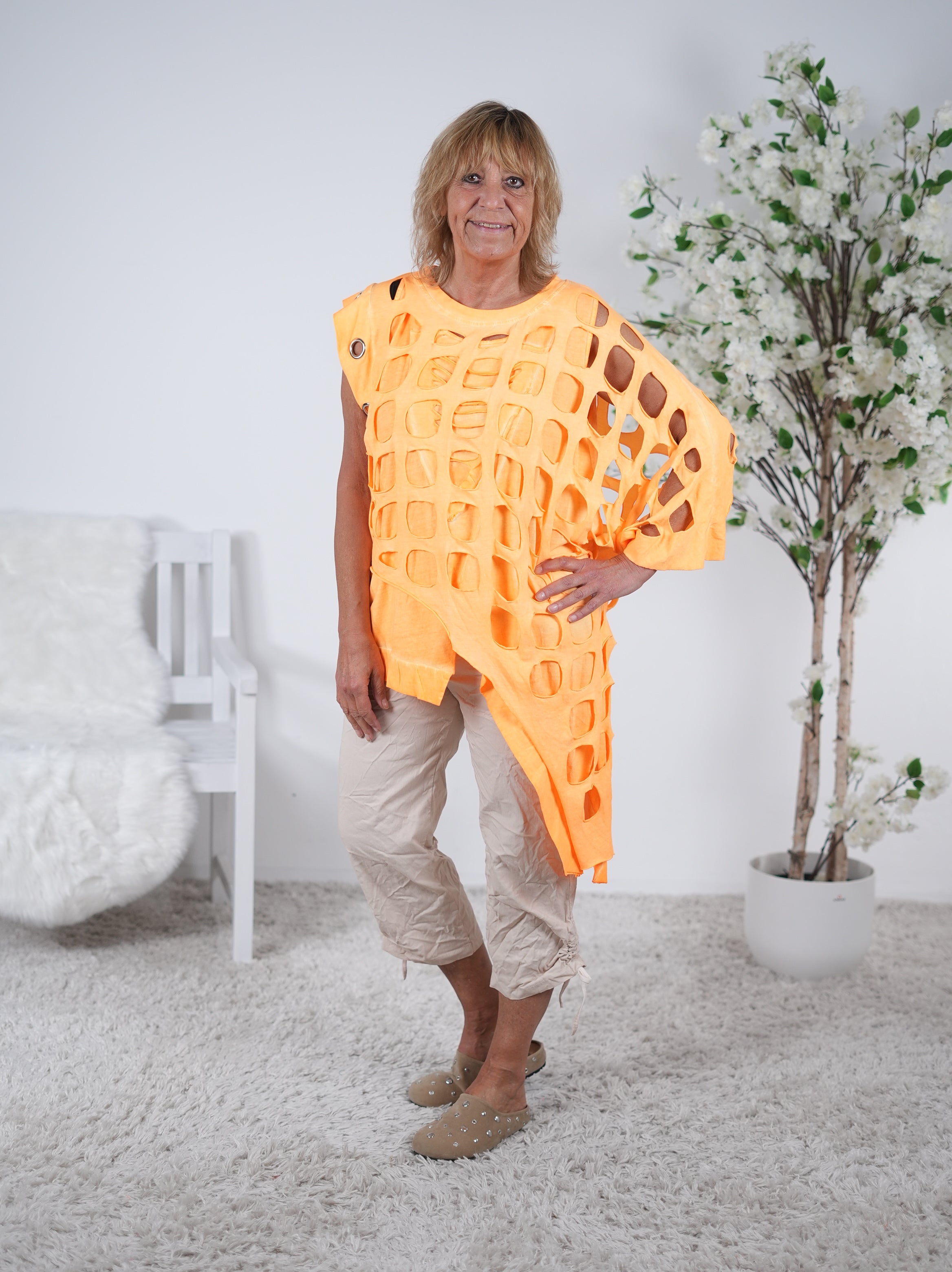 Asymmetrisches Shirt mit ausgestanzten Elementen