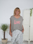lässiges Poncho Shirt mit buntem Schriftzug Taupe