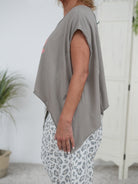 lässiges Poncho Shirt mit buntem Schriftzug