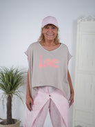 lässiges Poncho Shirt mit buntem Schriftzug Beige
