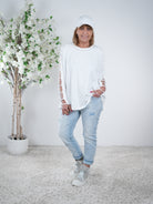 helle Jeans mit Nieten verziert