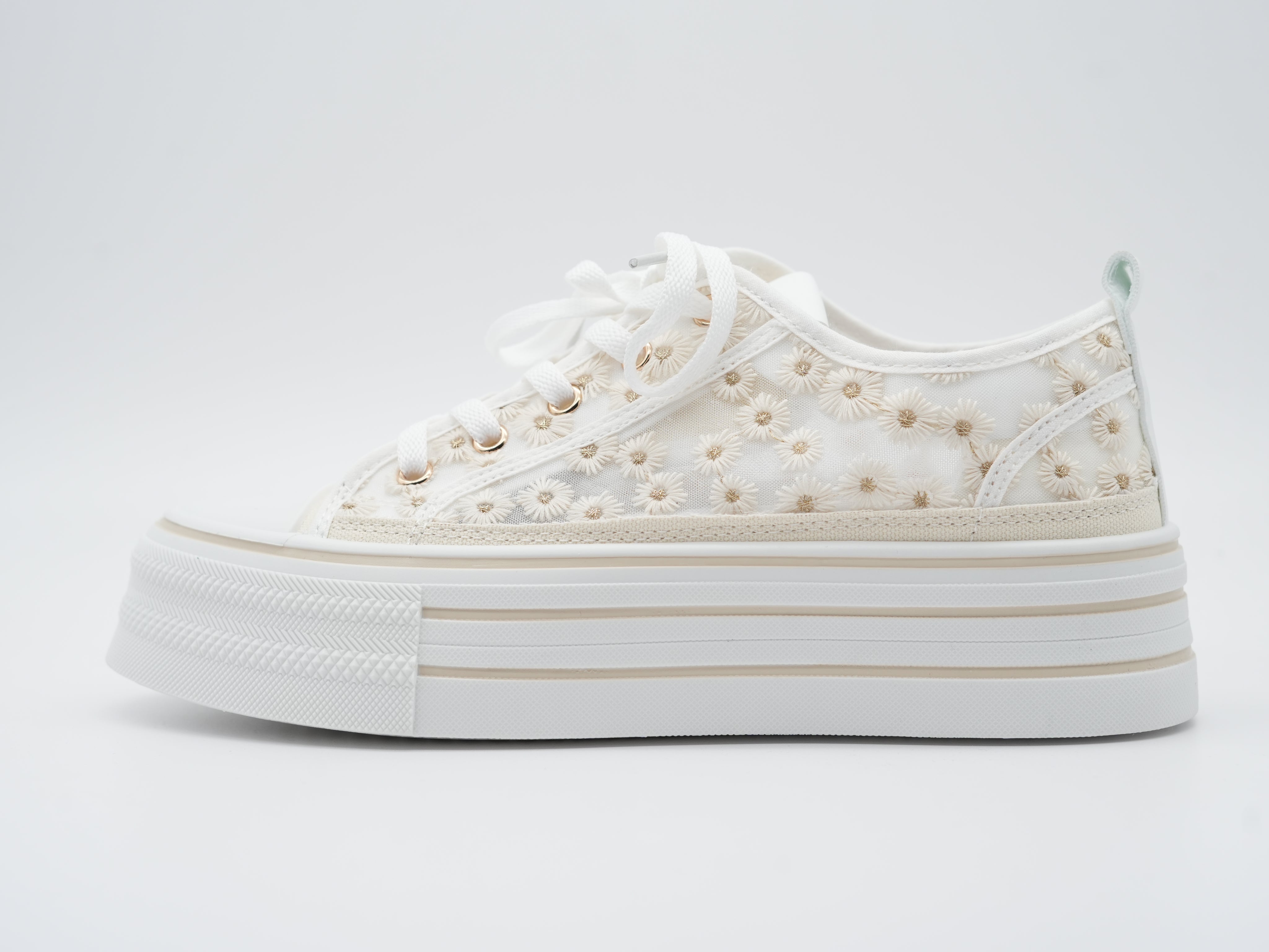 Sneaker mit Blümchen verziert