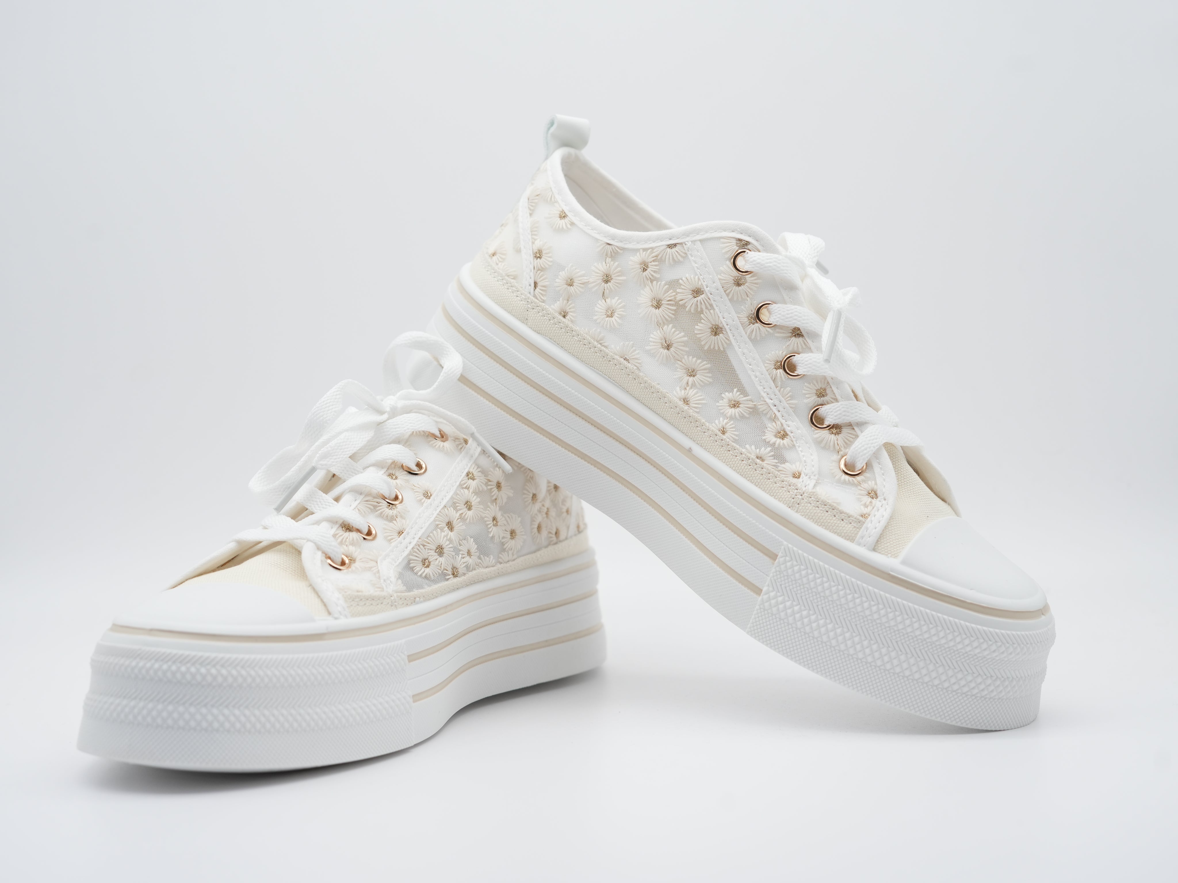 Sneaker mit Blümchen verziert Beige