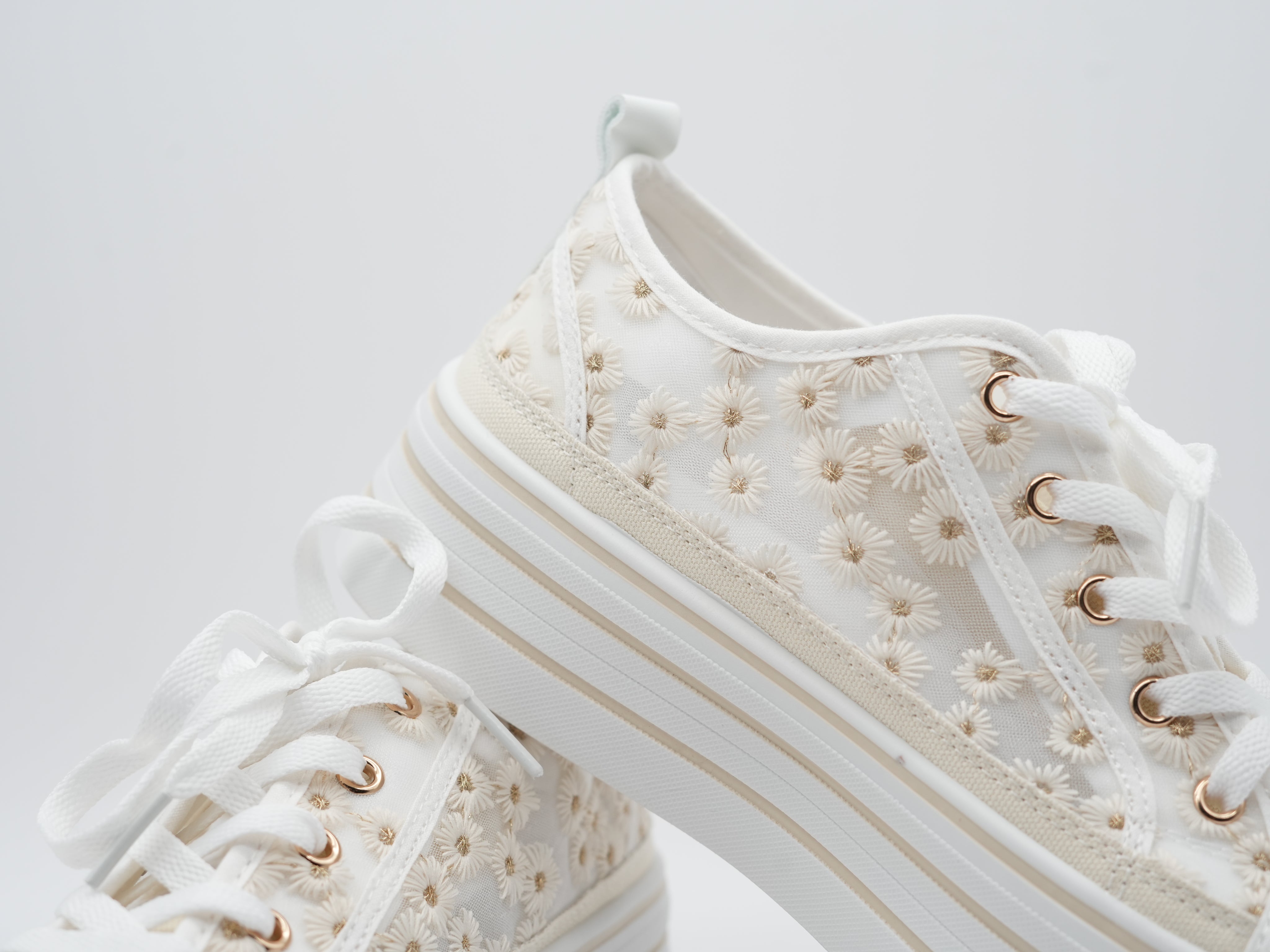 Sneaker mit Blümchen verziert