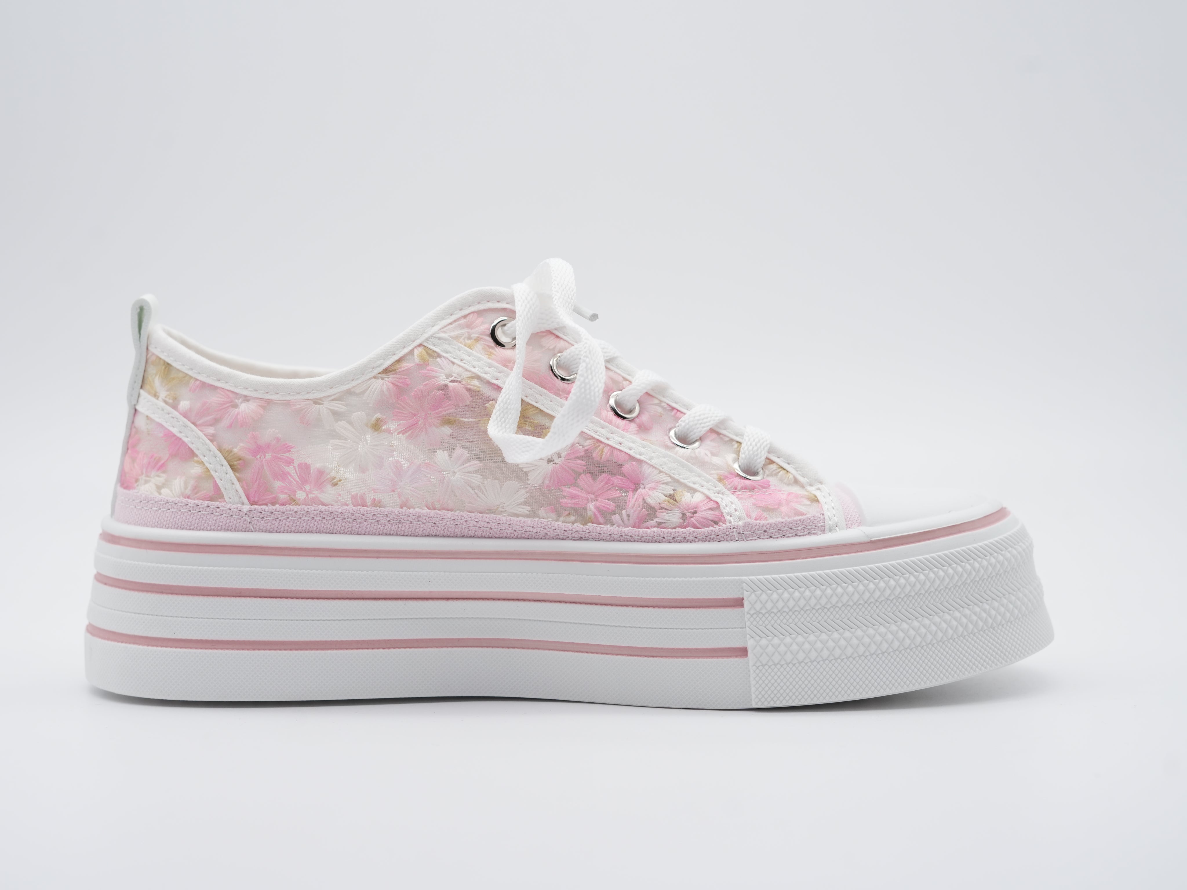 Sneaker mit Blümchen verziert