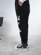 Ausgefallene Baggy mit Spray Print