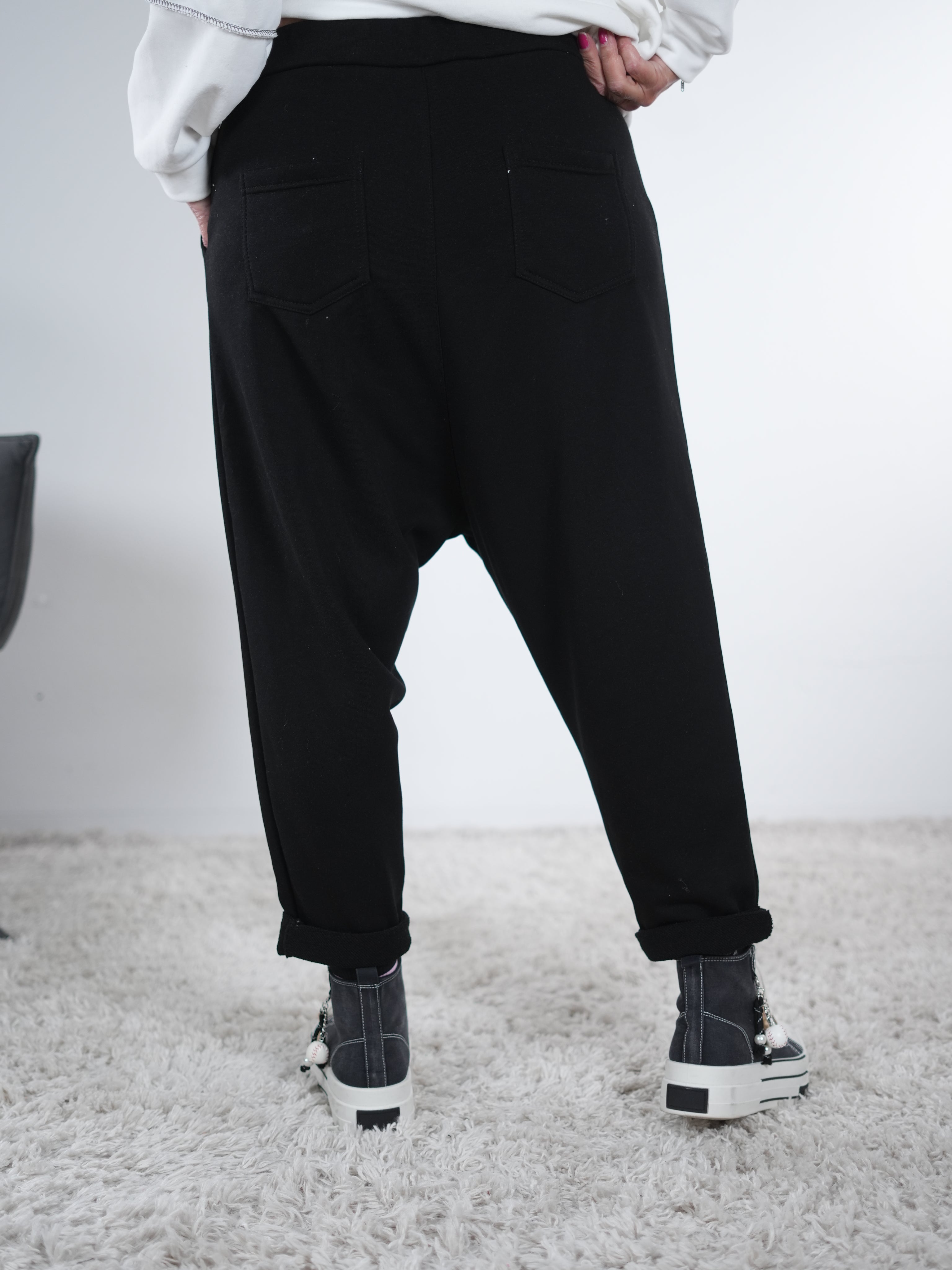 Ausgefallene Baggy mit Spray Print