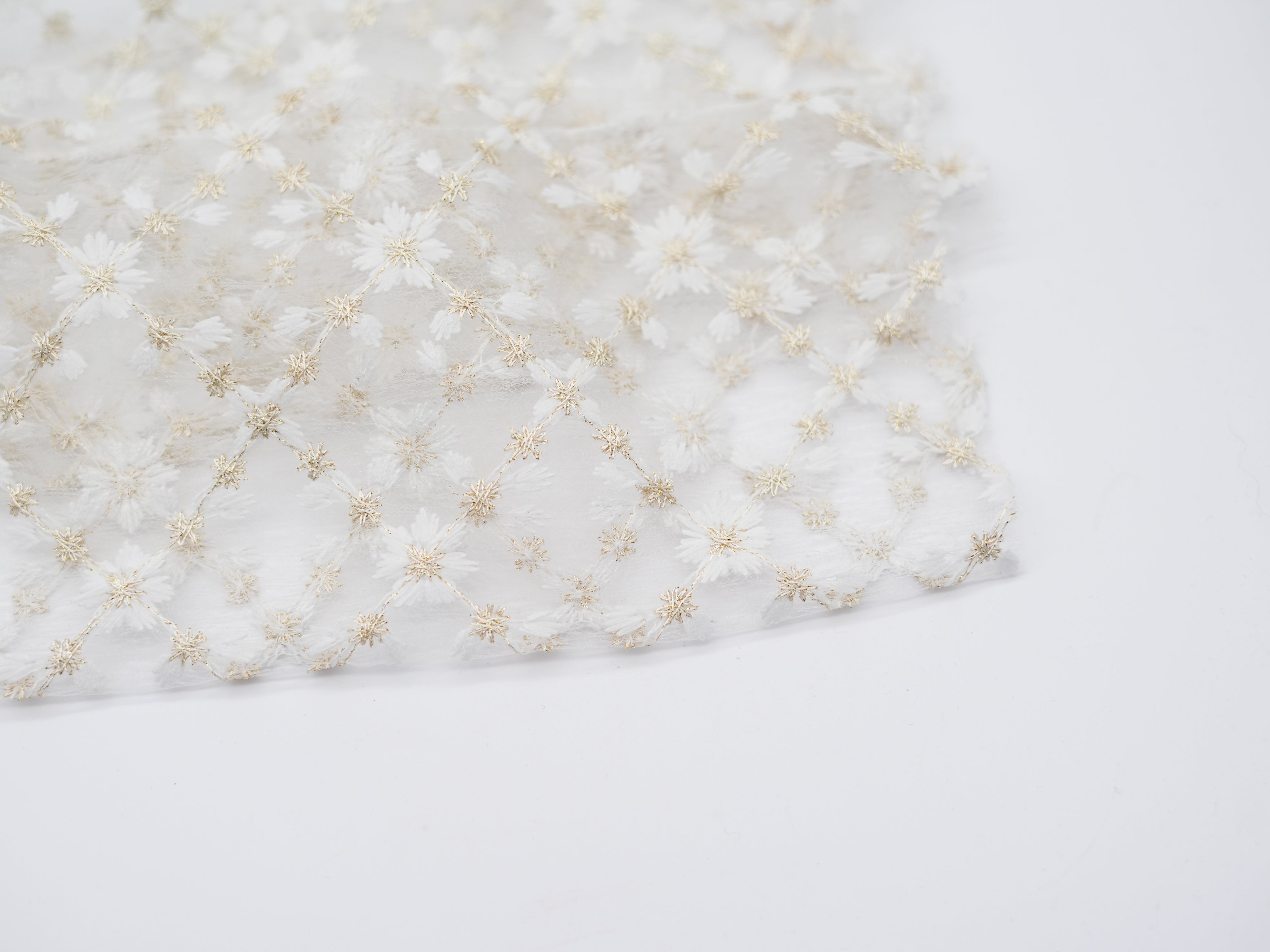 transparente Socken mit Stickerei