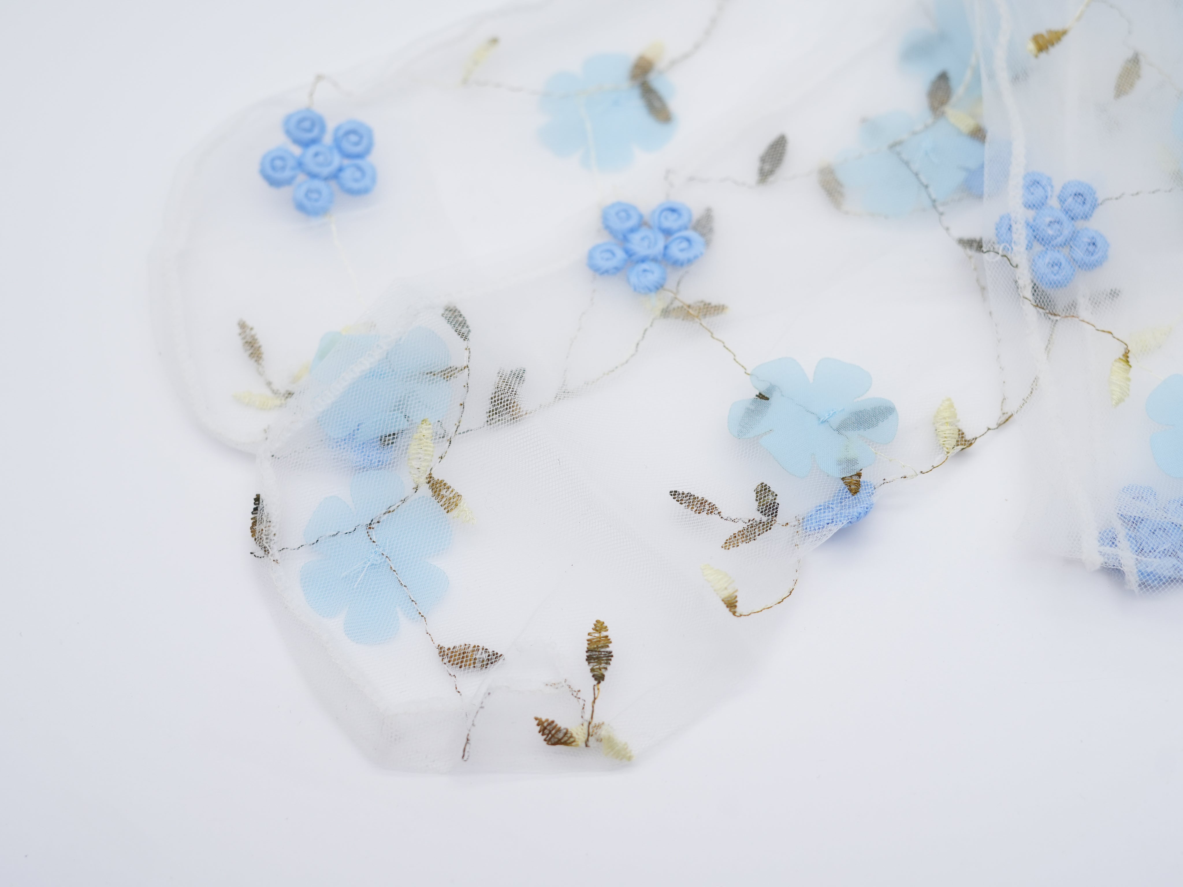 transparente Socken mit blauen Akzenten