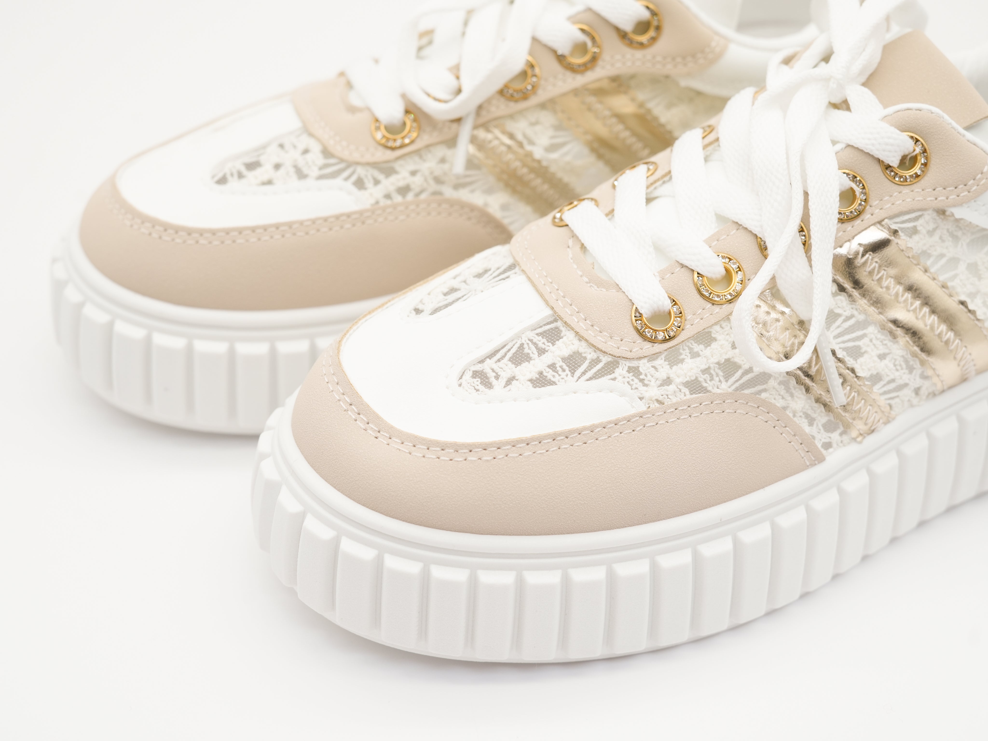 Sneaker mit Details aus Spitze