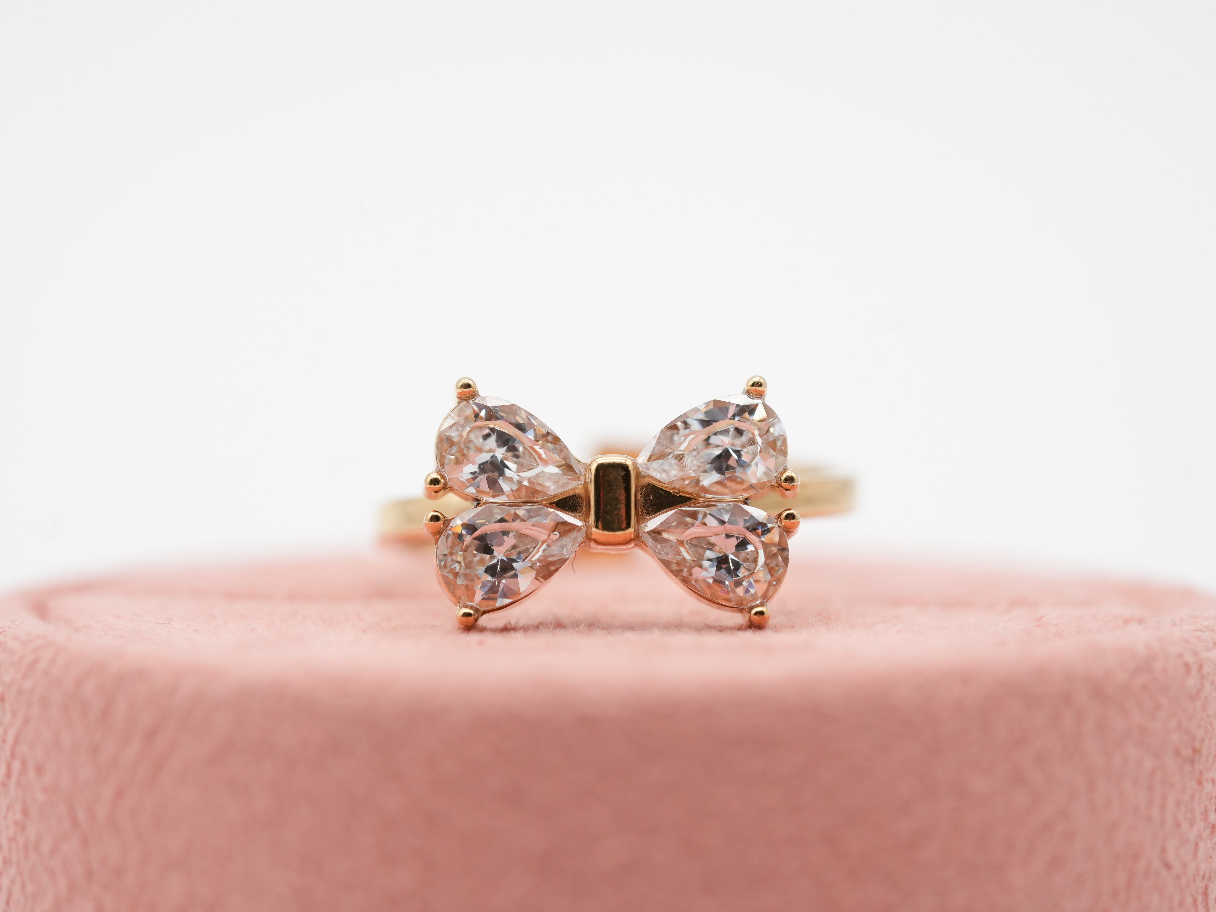 Vergoldeter Edelstahlring mit Schleifenmotiv Weiß