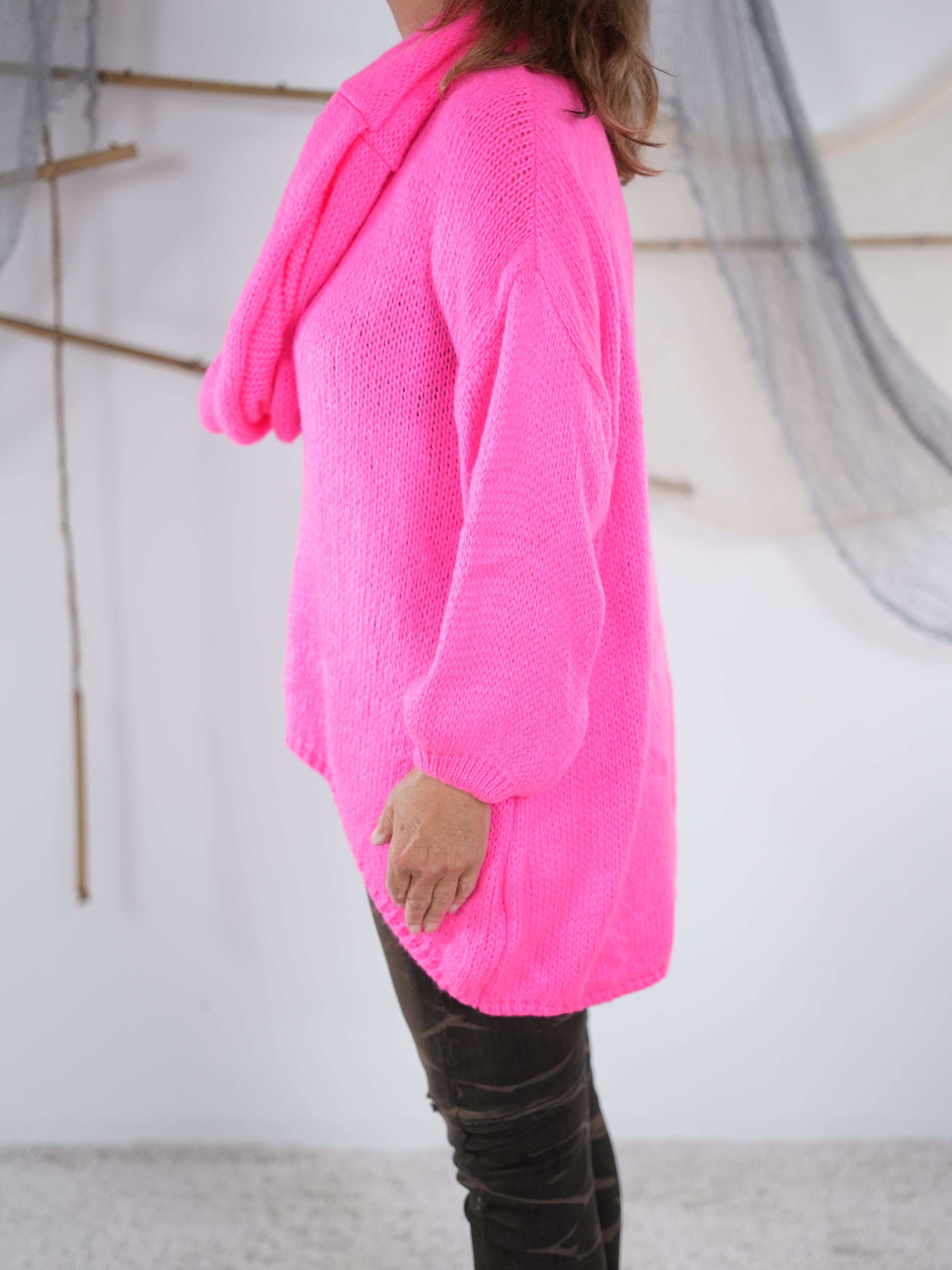 locker gestrickter Pulli mit Gummibündchen, Vokuhila Schnitt, mit passendem Schal, Rundhalsausschnitt, Neonpink, überschnittener Arm 