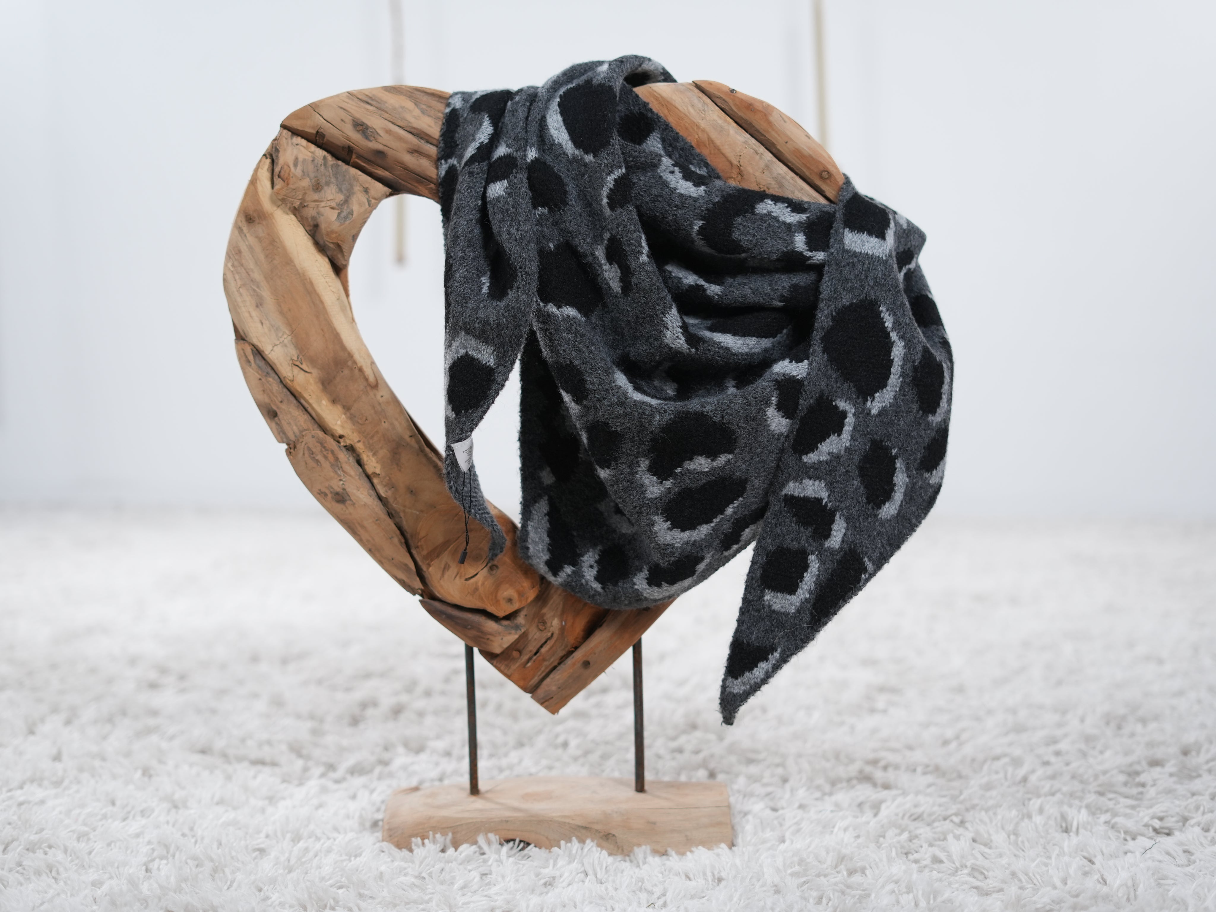 Dreiecksschal mit Leomuster Anthrazit