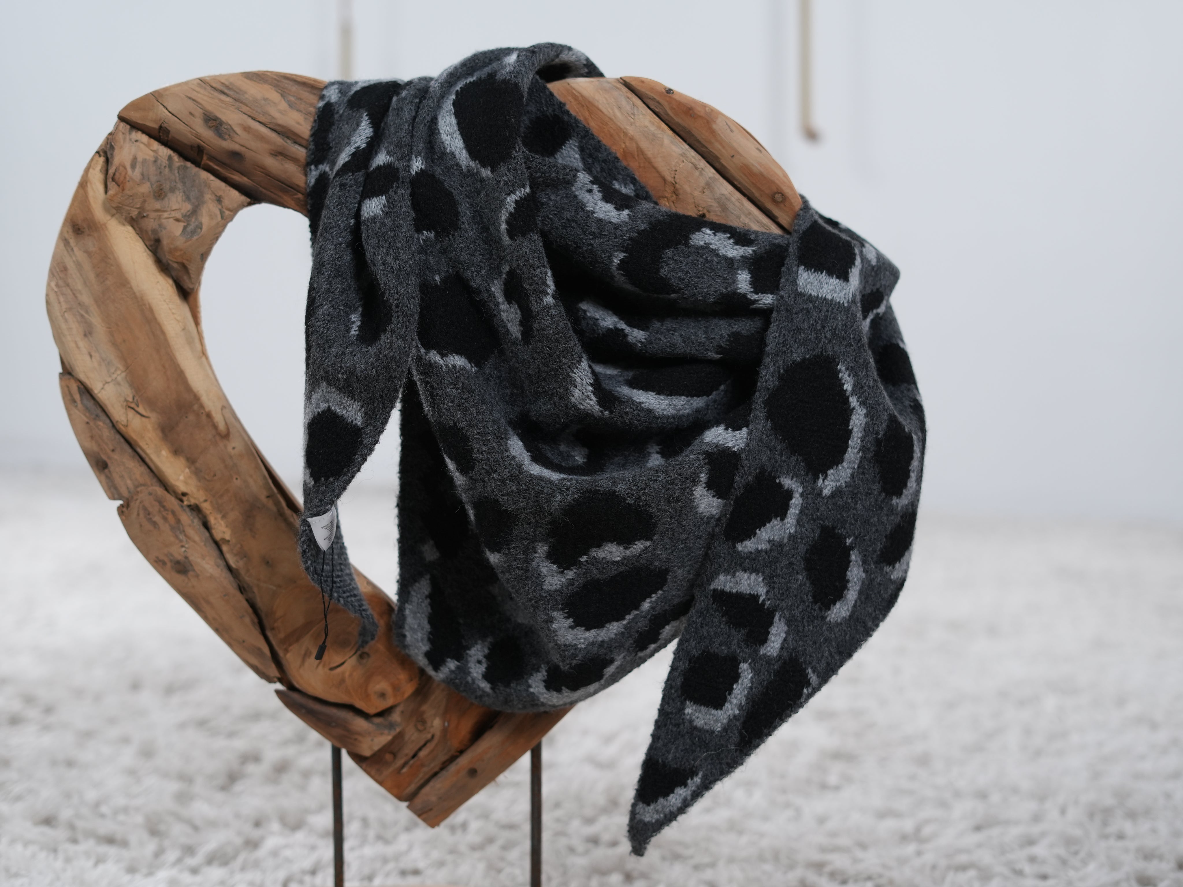 Dreiecksschal mit Leomuster