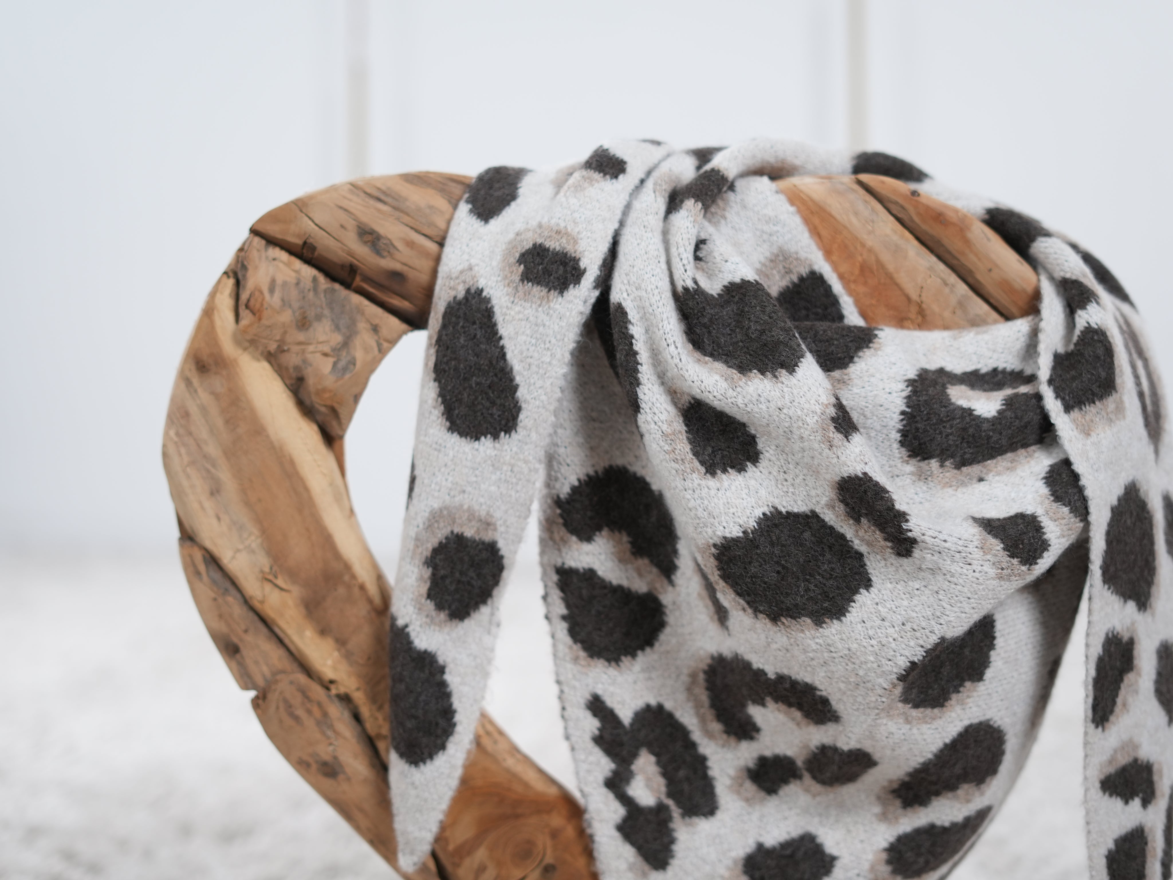 Dreiecksschal mit Leomuster