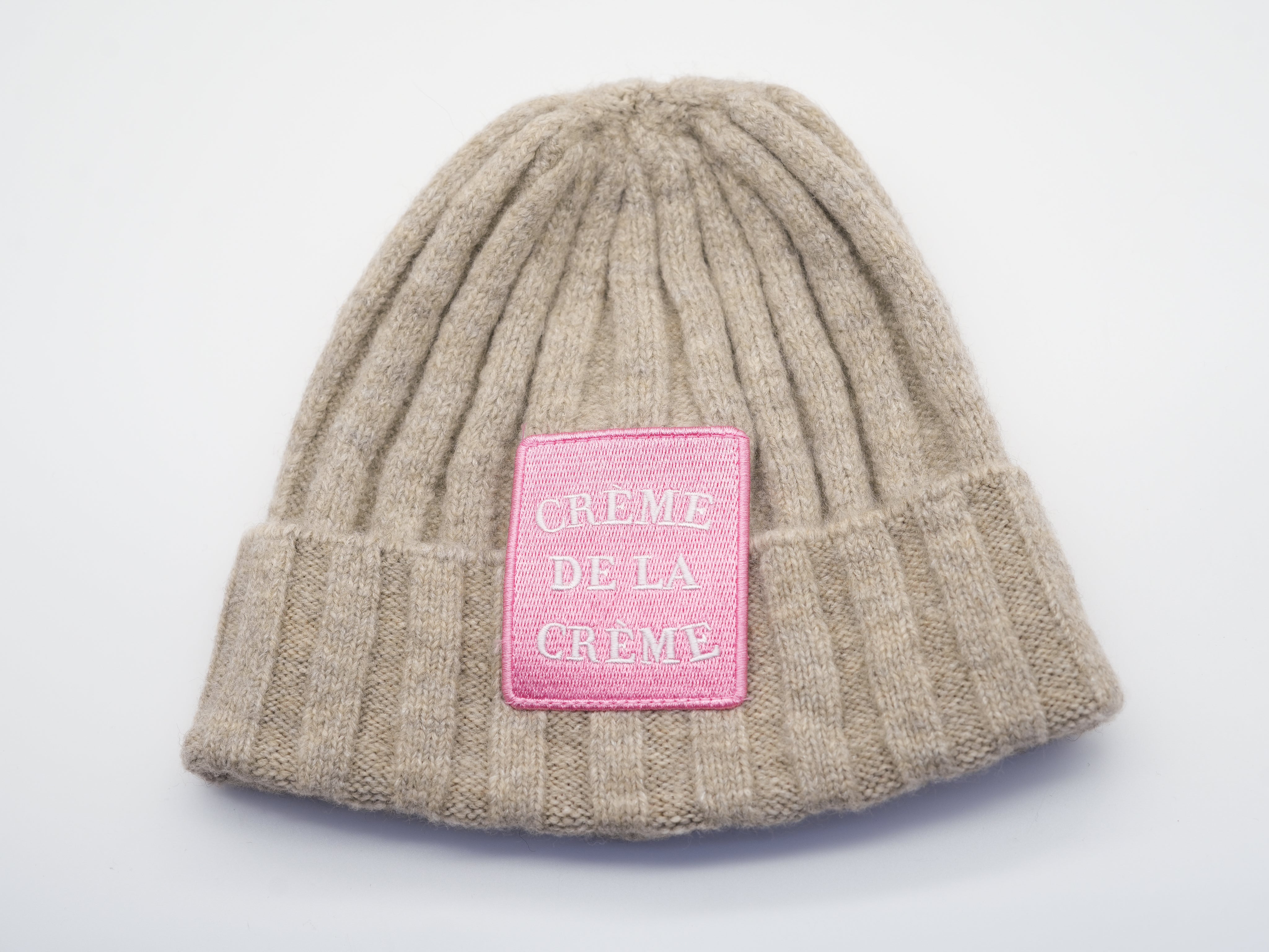 Mütze mit pinkem Patch Beige