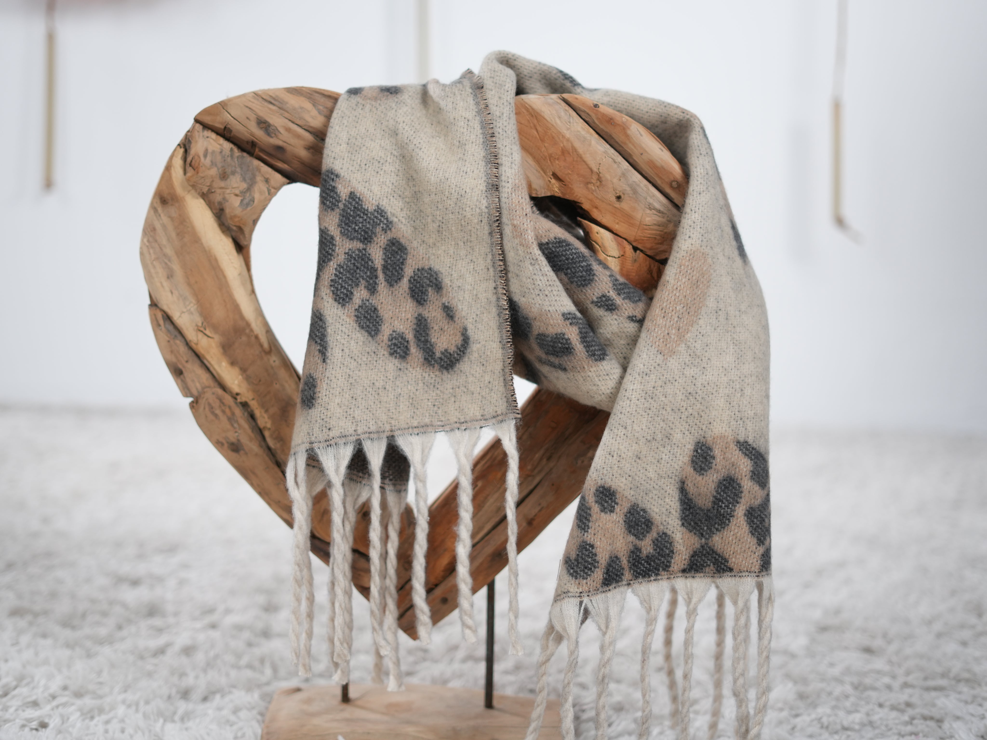 Leo Schal mit Herzen