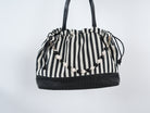 Gestreifte Tasche mit Perlenkette Schwarz
