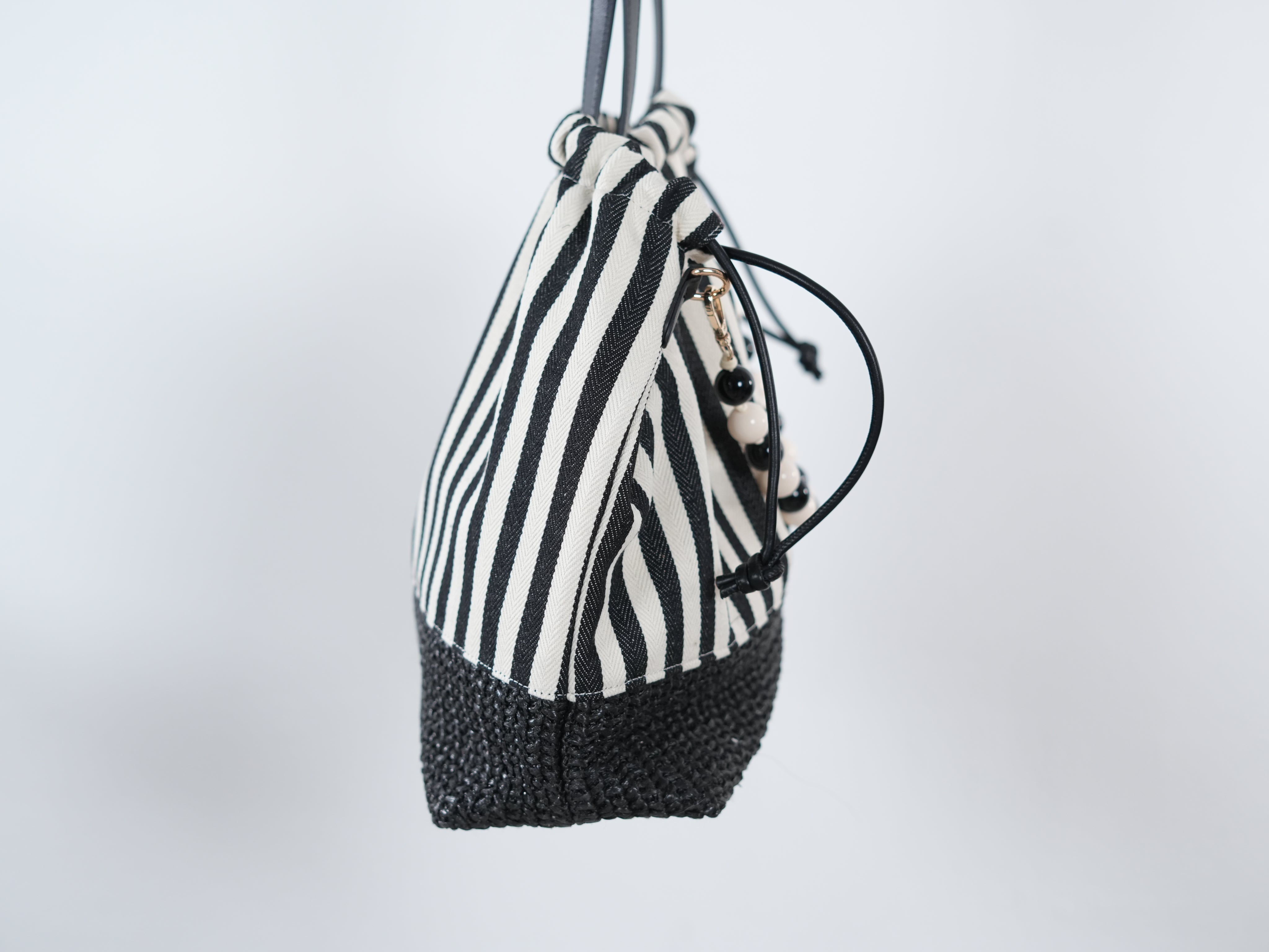 Gestreifte Tasche mit Perlenkette