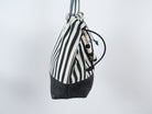 Gestreifte Tasche mit Perlenkette