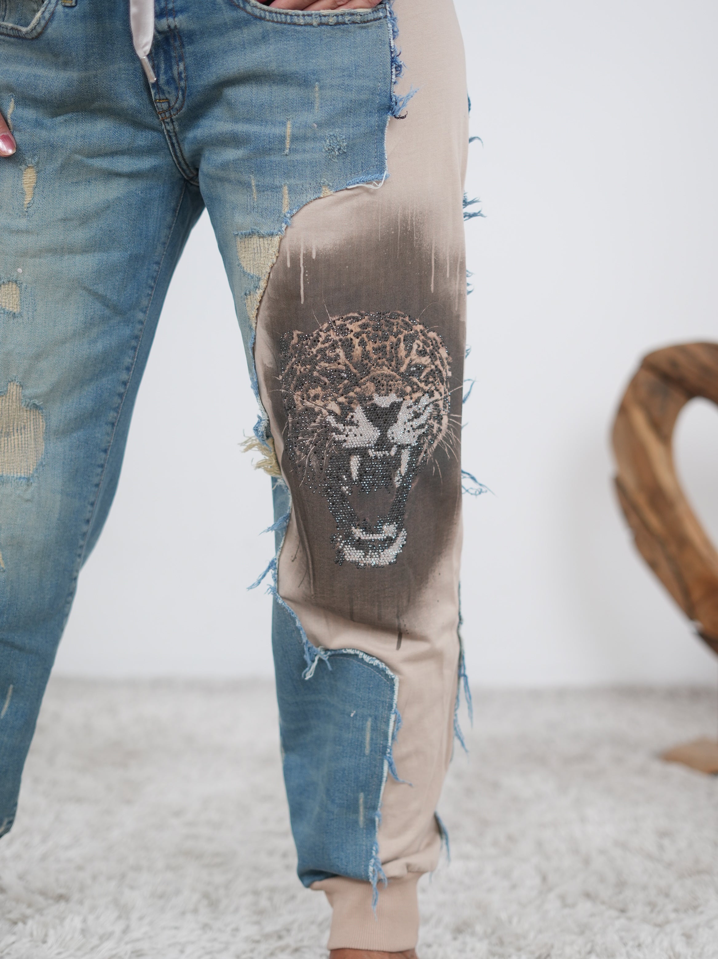 Ausgefallene Hingucker Pants mit Strassmotiv