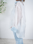 Niedliche Bluse mit Stickerei und Knopfleiste