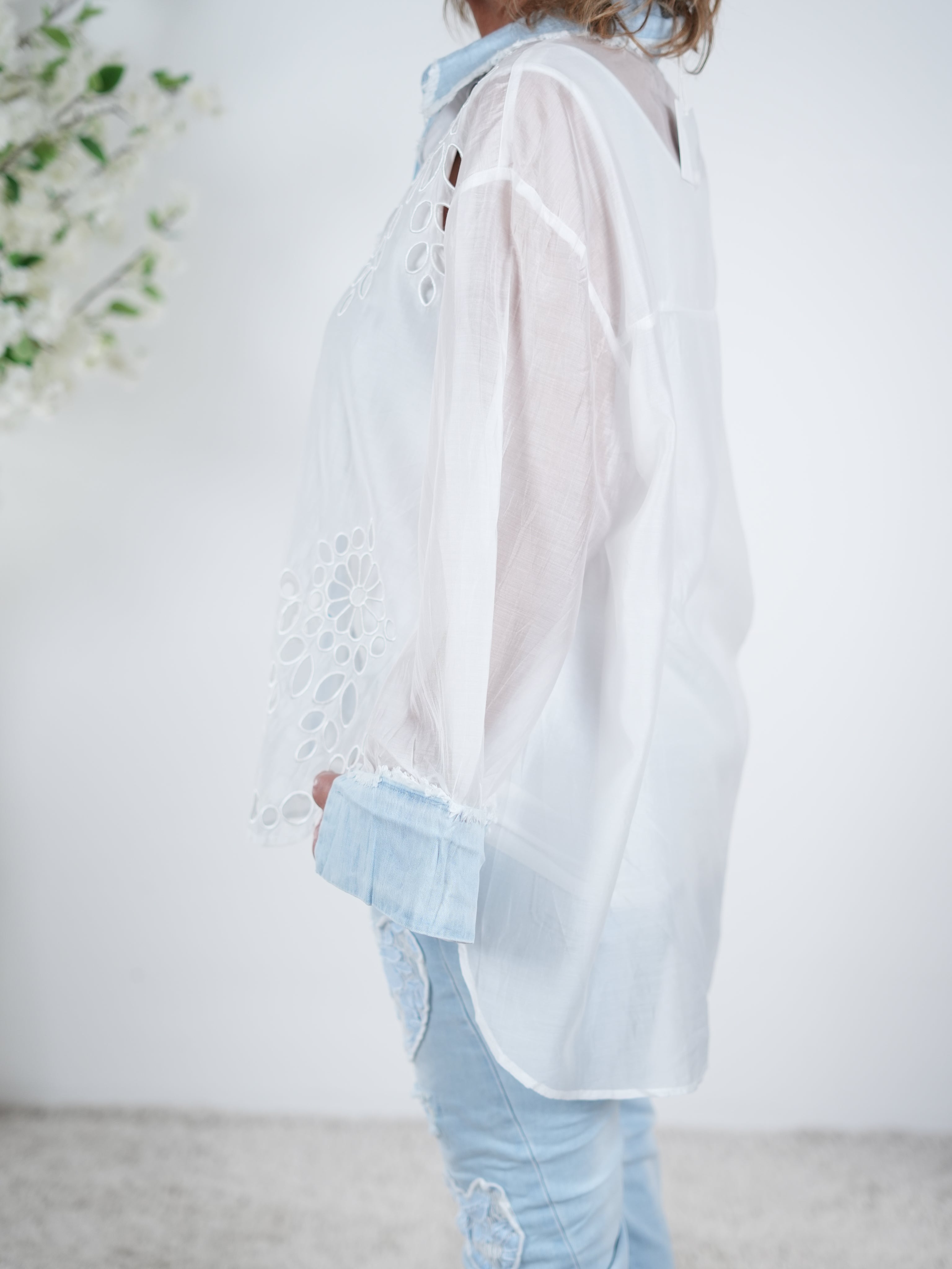 Niedliche Bluse mit Stickerei und Knopfleiste