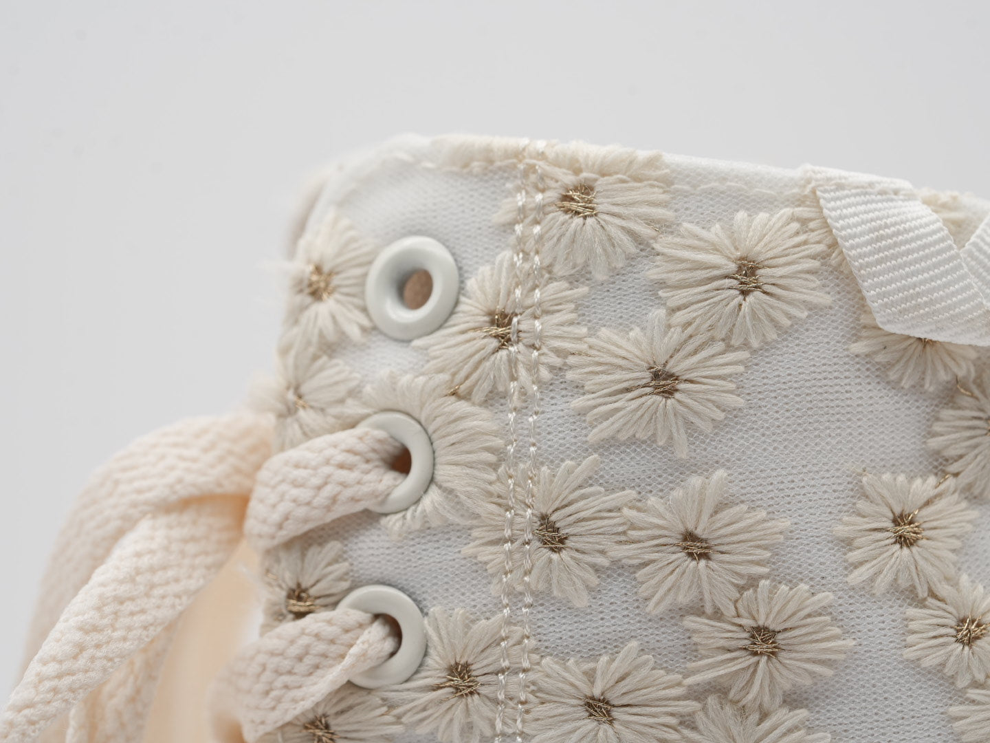 Beige Boots mit Blümchen verziert