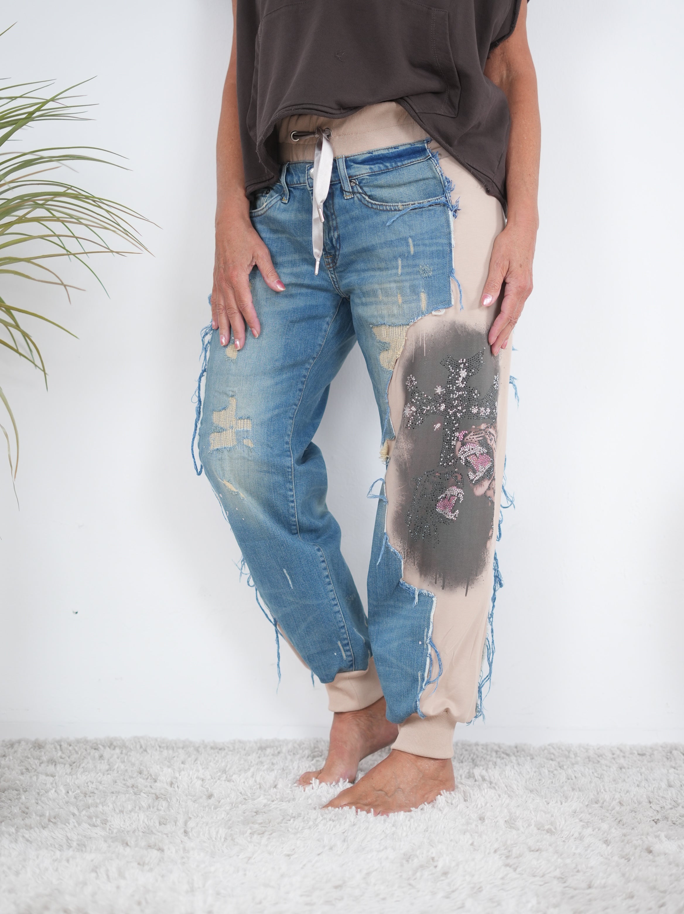 Ausgefallene Hingucker Pants mit Strassmotiv Kreuz und Panther