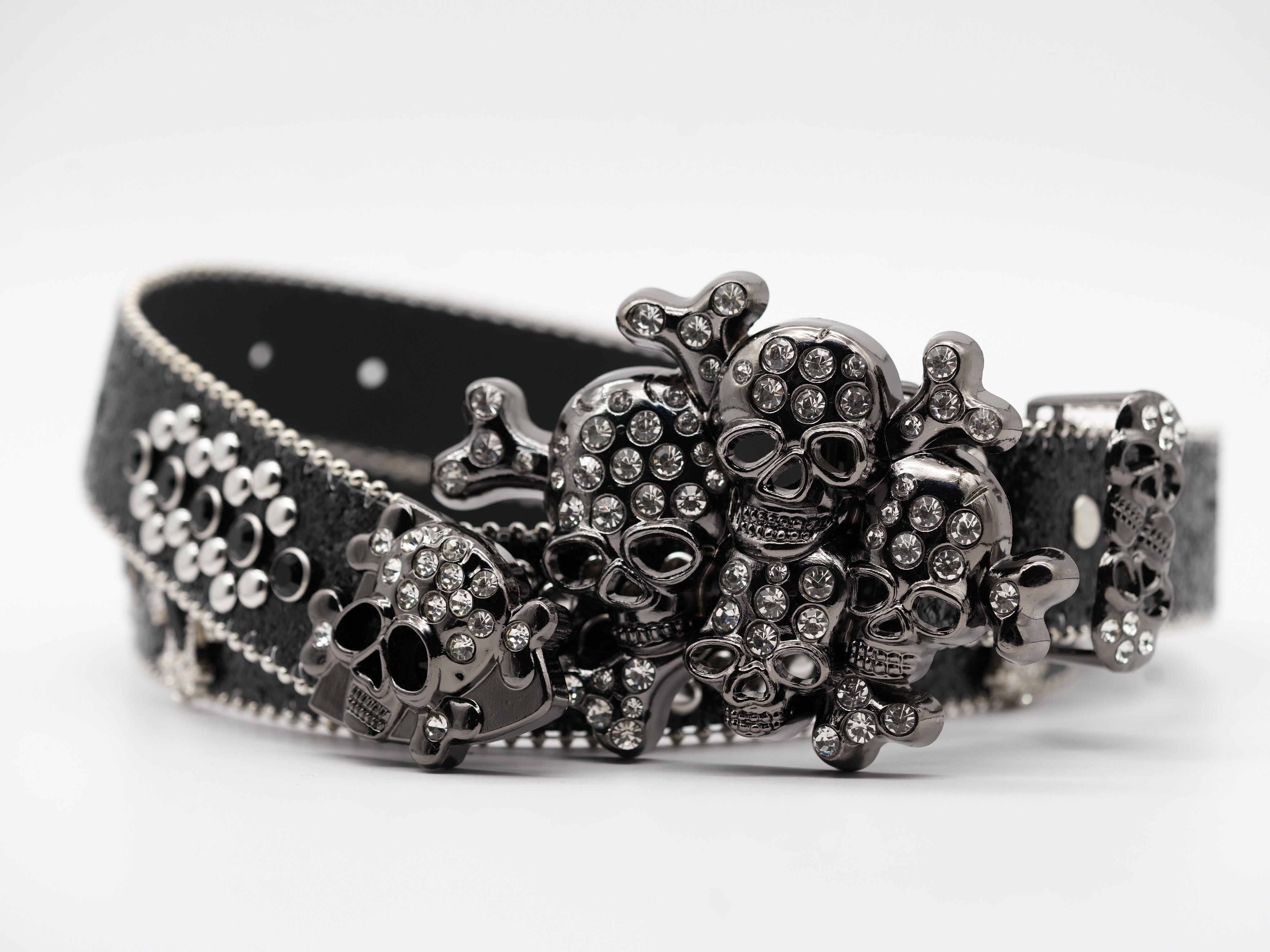 Schwarzer Gürtel mit Skulls & Nieten