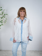 Niedliche Bluse mit Stickerei und Knopfleiste