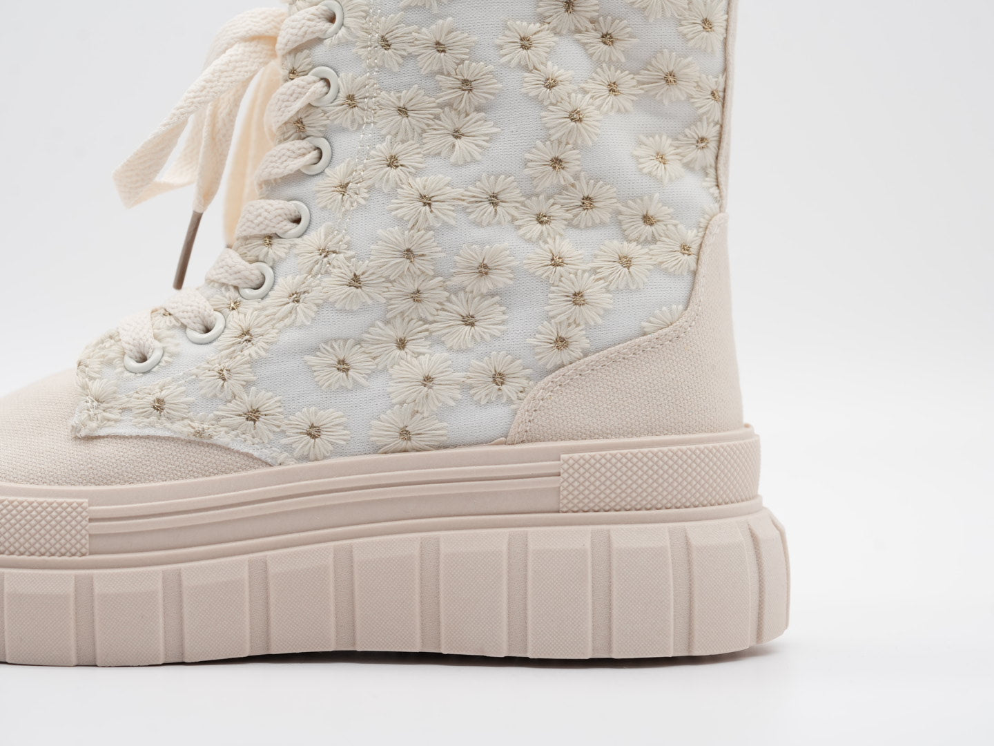 Beige Boots mit Blümchen verziert