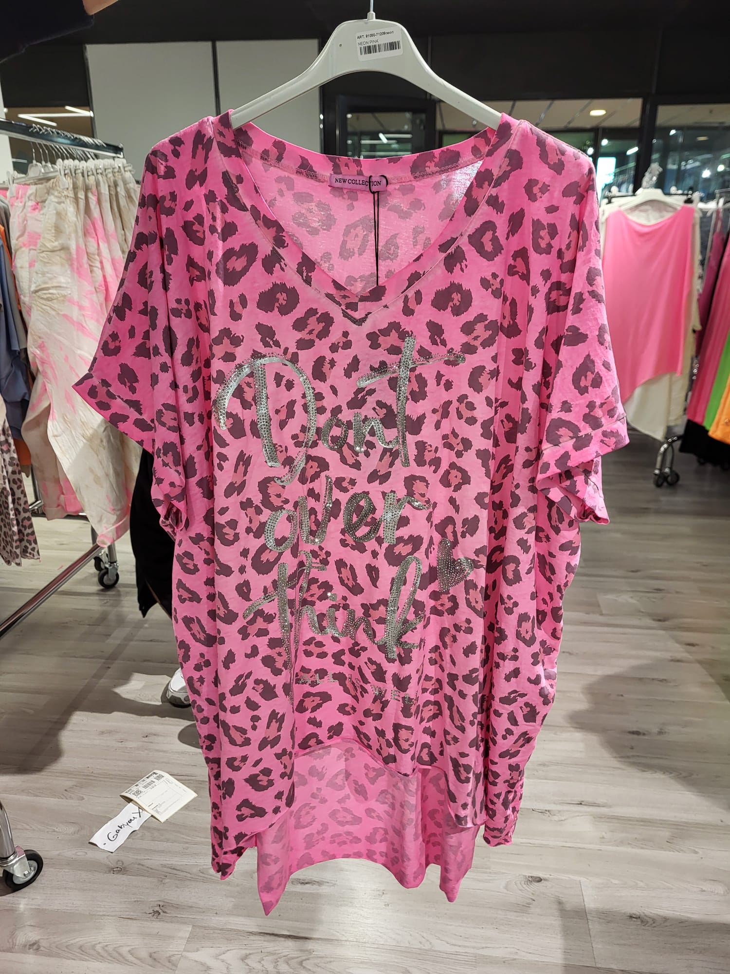 Vokuhila Shirt im Leo Look mit Schriftzug Einheitsgröße (ca Gr. 38 "oversize"-46) Neon Pink