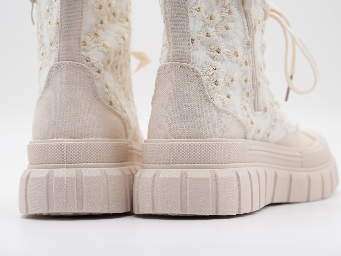 Beige Boots mit Blümchen verziert