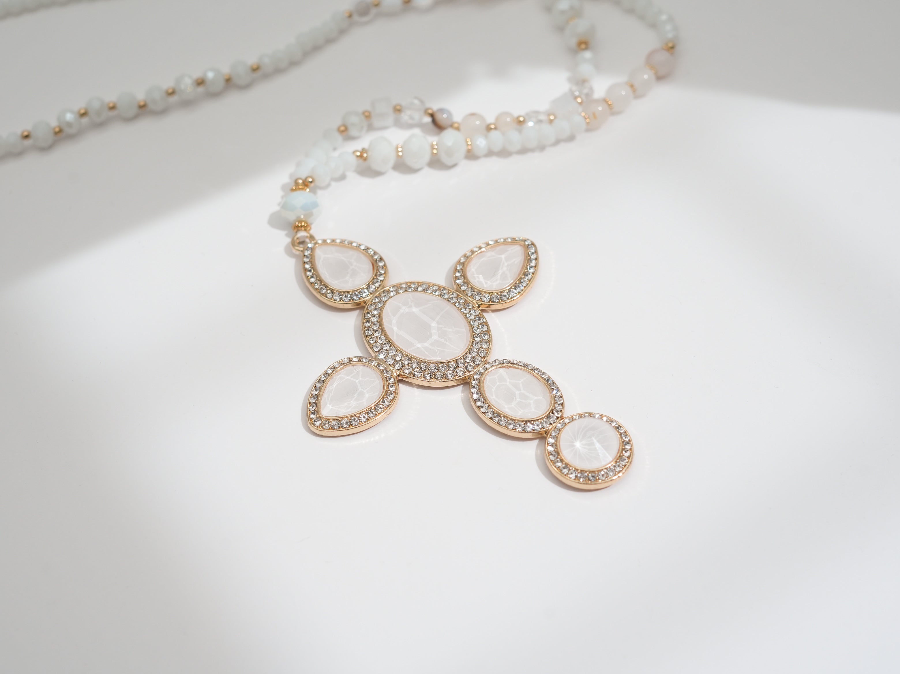 Modeschmuck Kette mit weißen Perlen und Kreuz