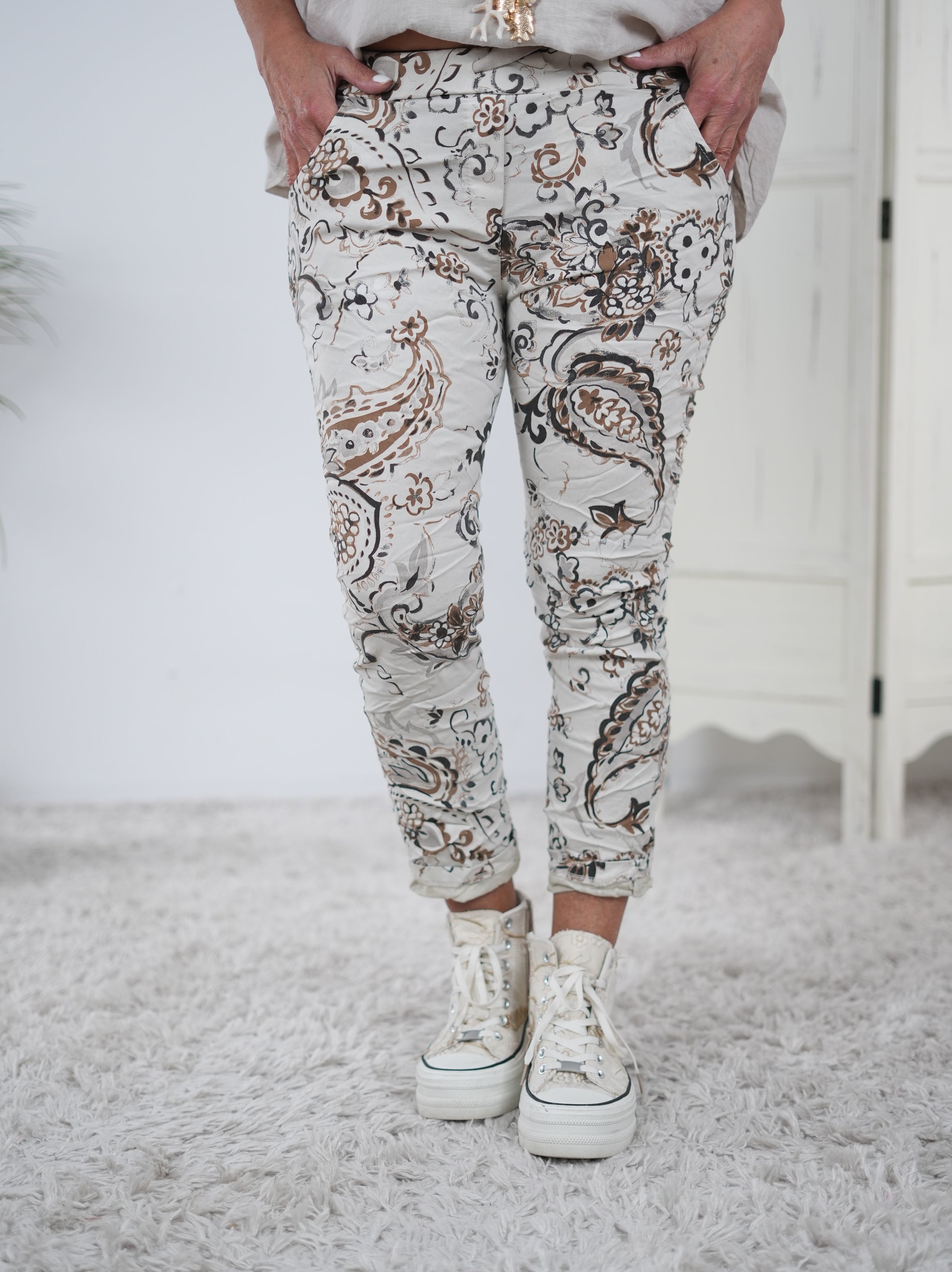 Bequeme Jogpant mit Blumenzeichnung Beige