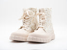 Beige Boots mit Blümchen verziert