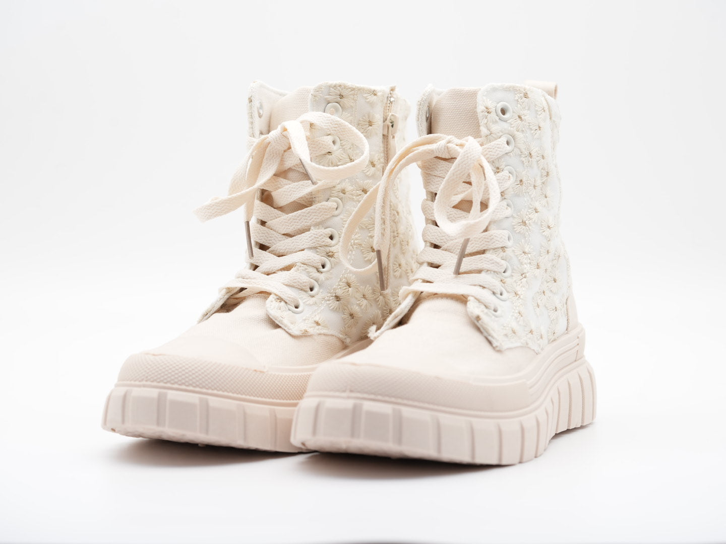 Beige Boots mit Blümchen verziert