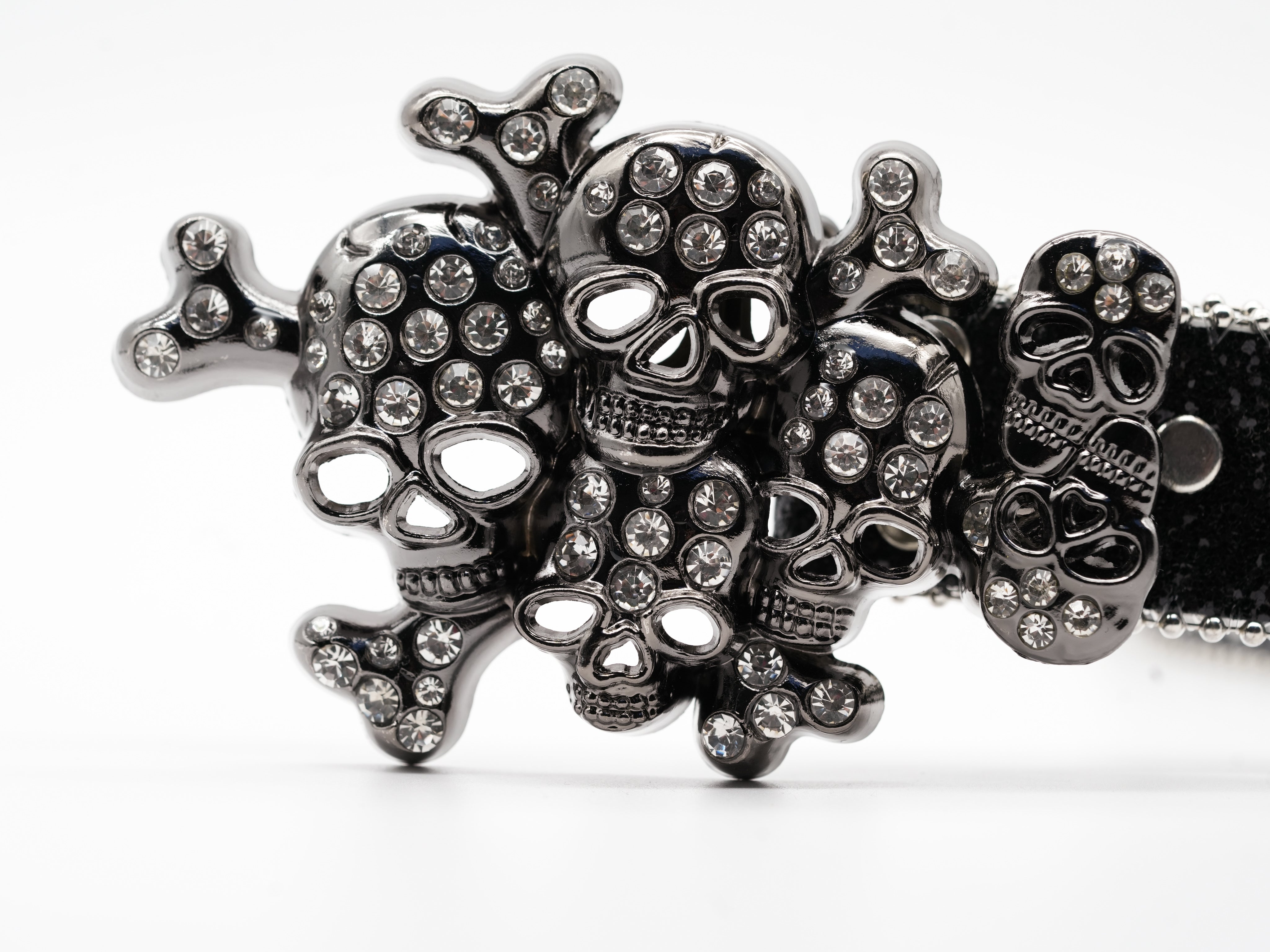 Schwarzer Gürtel mit Skulls & Nieten