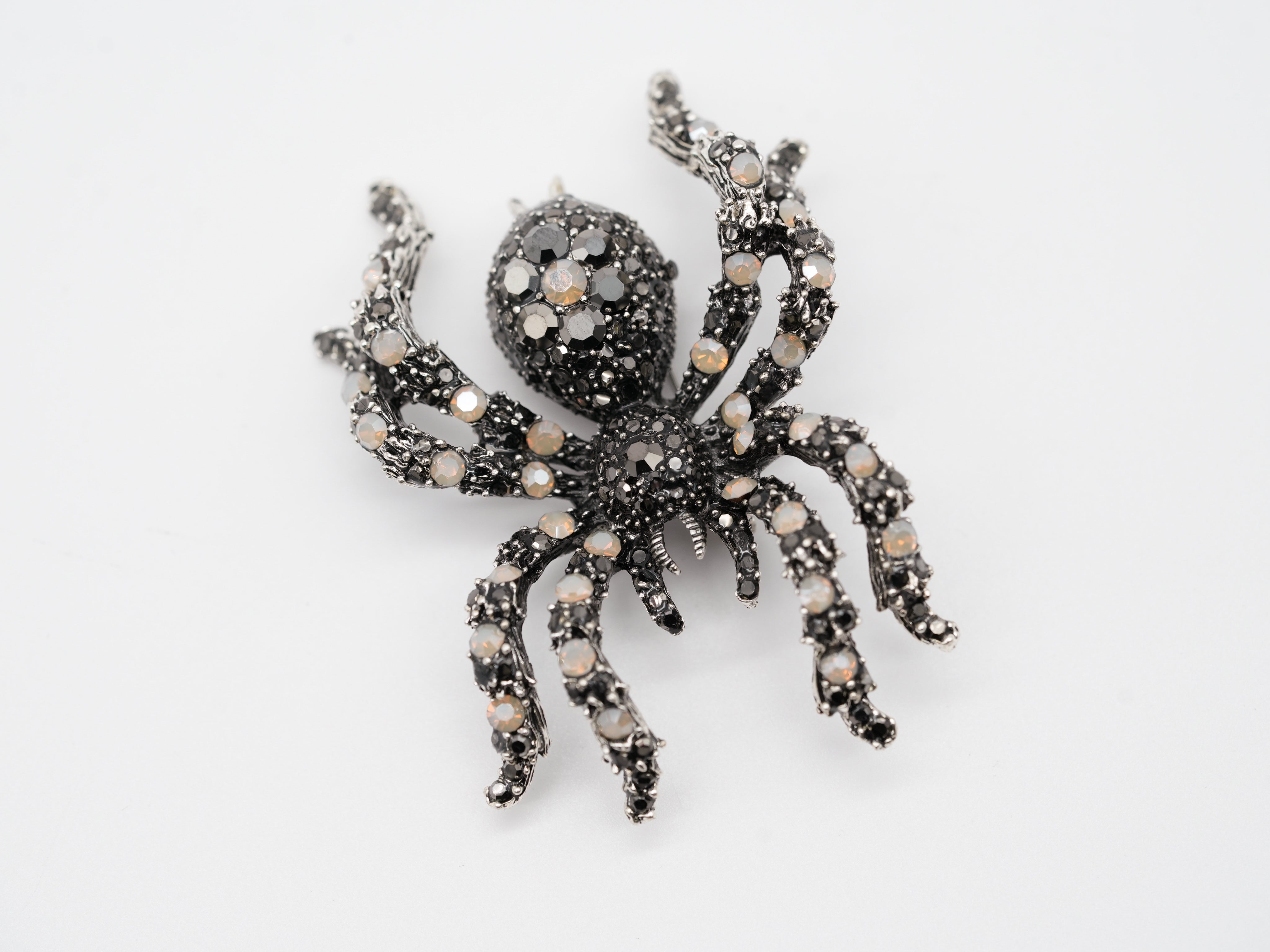 Brosche in Spinnenform mit Strass