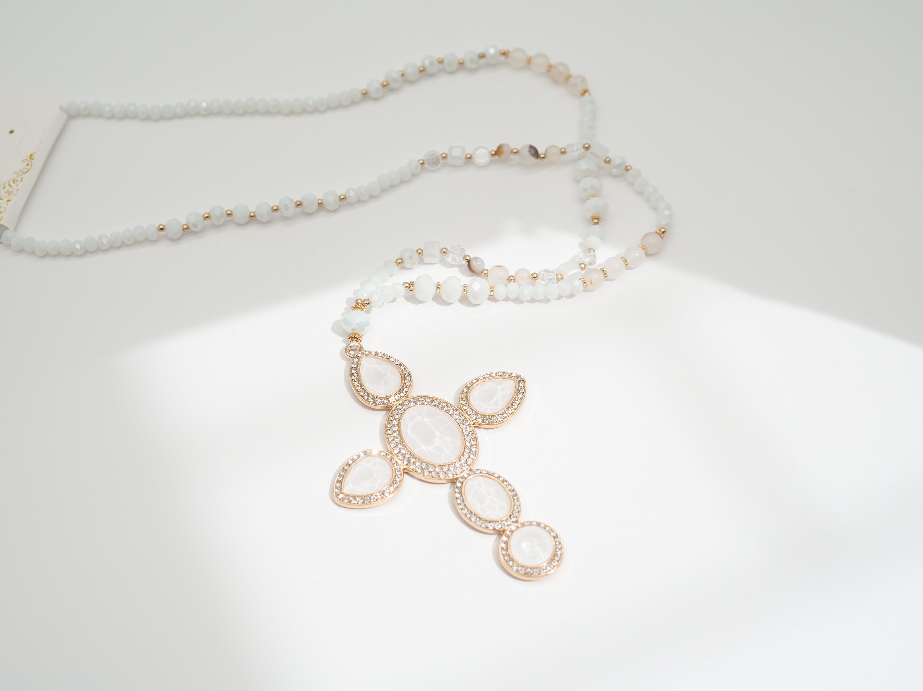 Modeschmuck Kette mit weißen Perlen und Kreuz