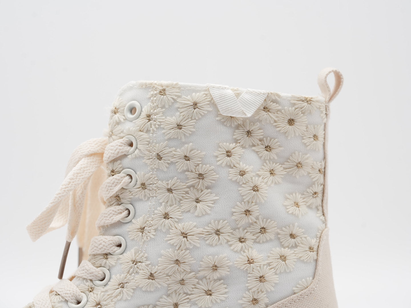 Beige Boots mit Blümchen verziert