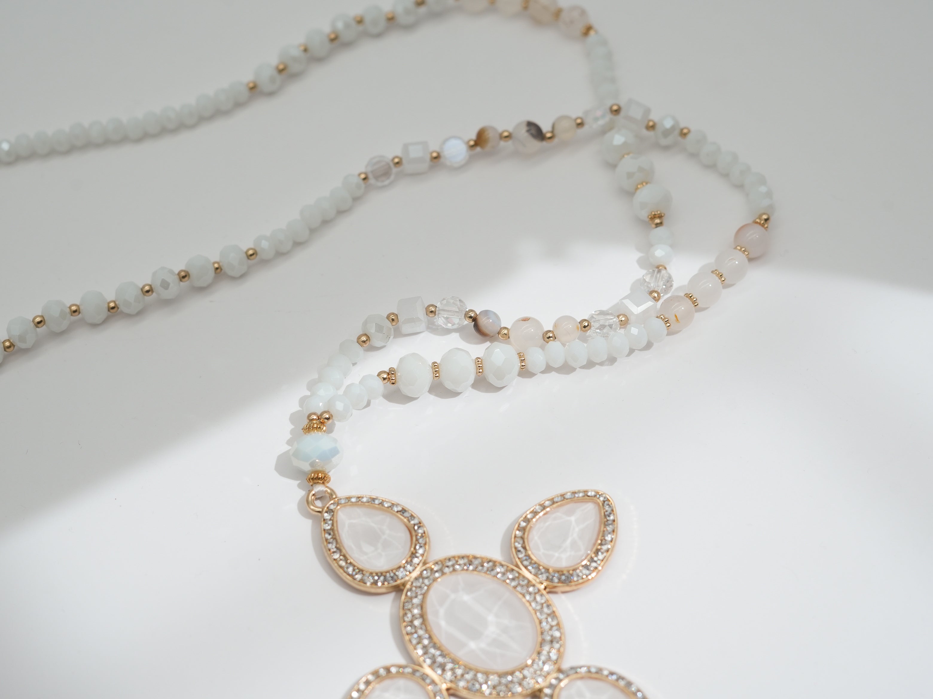 Modeschmuck Kette mit weißen Perlen und Kreuz