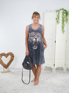 T-Shirt Kleid mit breiten Trägern und auffälligem Motiv