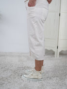 Capri Joggy mit verspieltem Abschluss