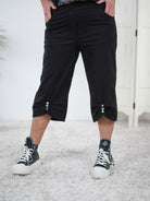 Capri Joggy mit verspieltem Abschluss Schwarz